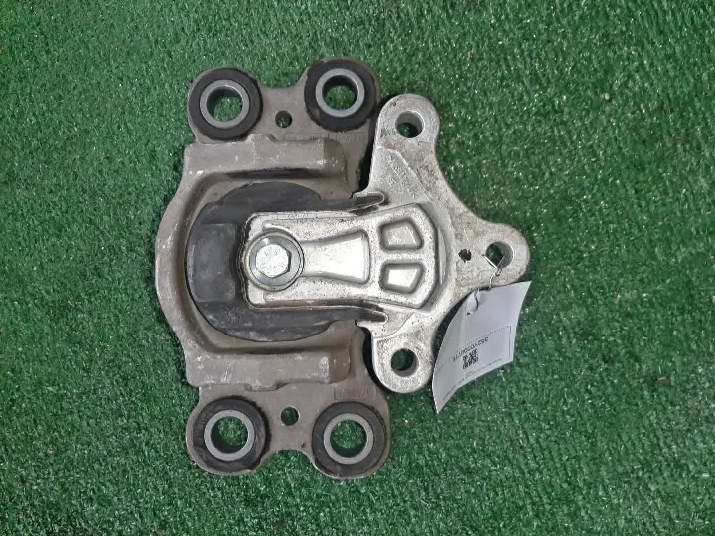 Подушка двс левая передняя VOLVO V60 FW48 B4164T 1 ракурс Подушка двс левая передняя VOLVO V60 FW48 B4164T 1 ракурс