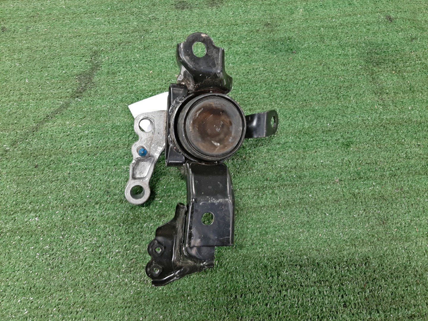 Подушка двс правая передняя TOYOTA YARIS CROSS MXPJ10 M15A-FXE 2 ракурс