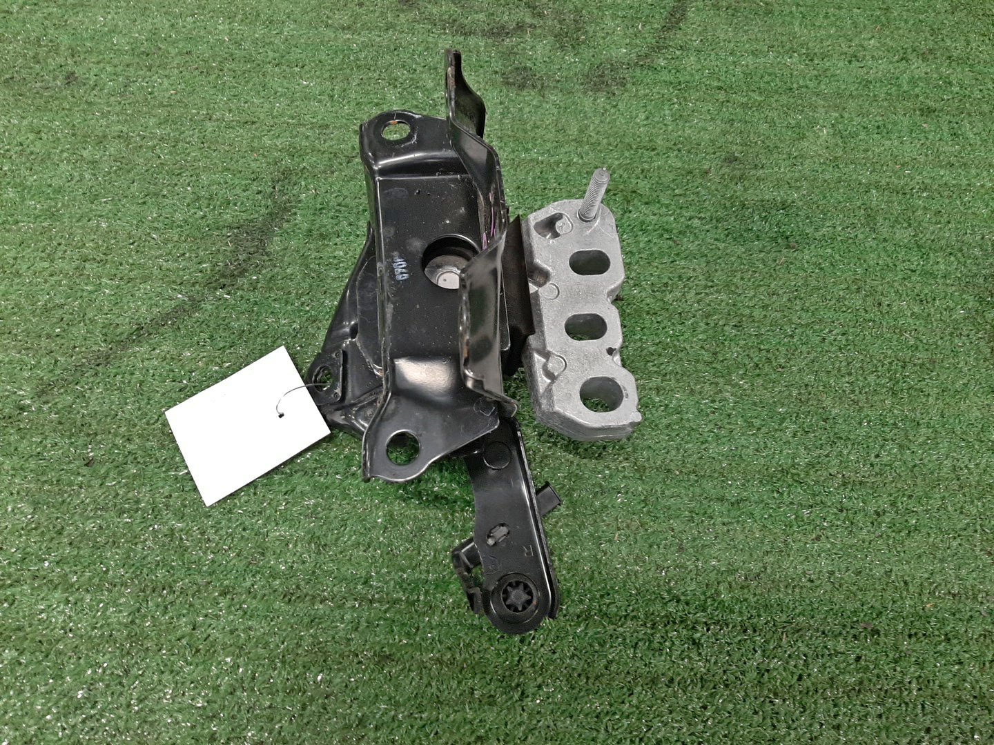 Подушка двс левая передняя TOYOTA YARIS CROSS MXPJ10 M15A-FXE 1 ракурс