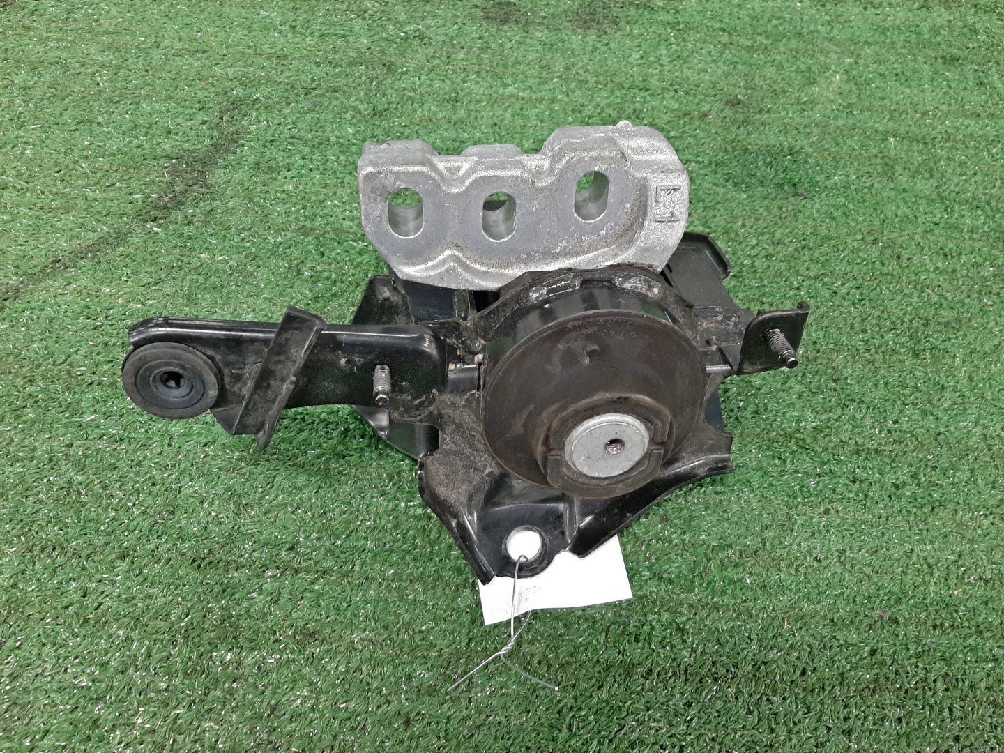 Подушка двс левая передняя TOYOTA YARIS CROSS MXPJ10 M15A-FXE 2 ракурс