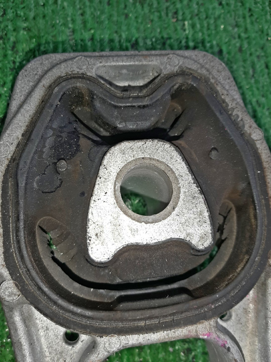 Подушка двс задняя TOYOTA YARIS MXPH10 M15A-FXE 2 ракурс