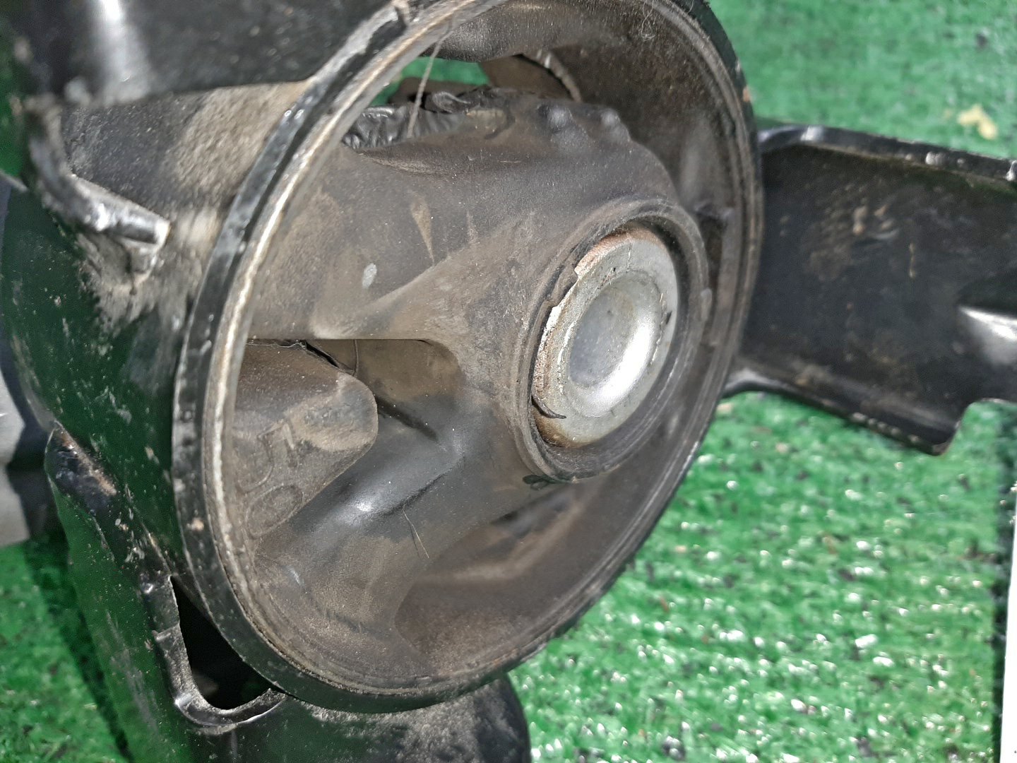 Подушка двс левая передняя DAIHATSU TAFT LA910S KF 3 ракурс
