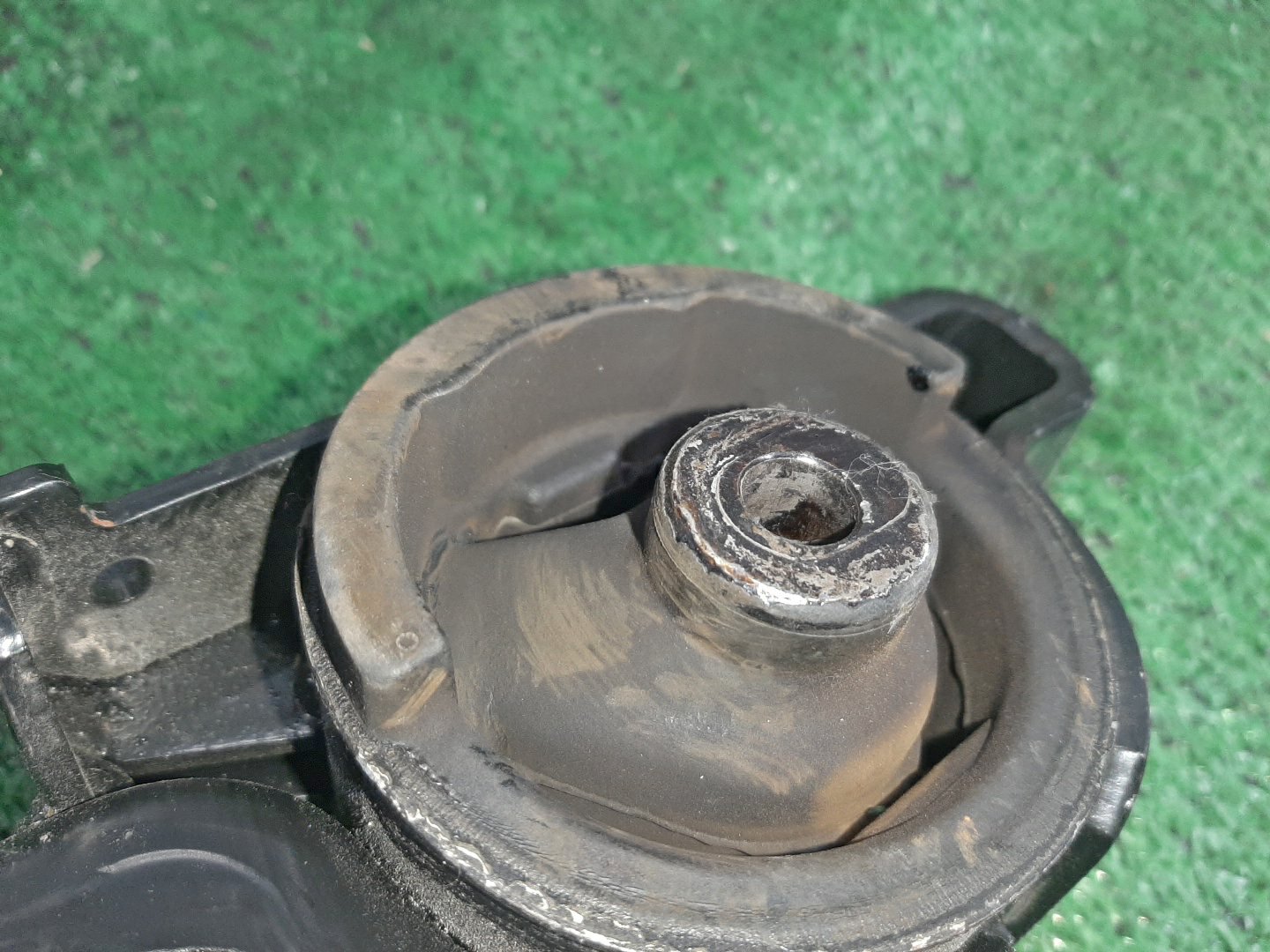 Подушка двс левая передняя TOYOTA COROLLA AE111 4A-FE 3 ракурс