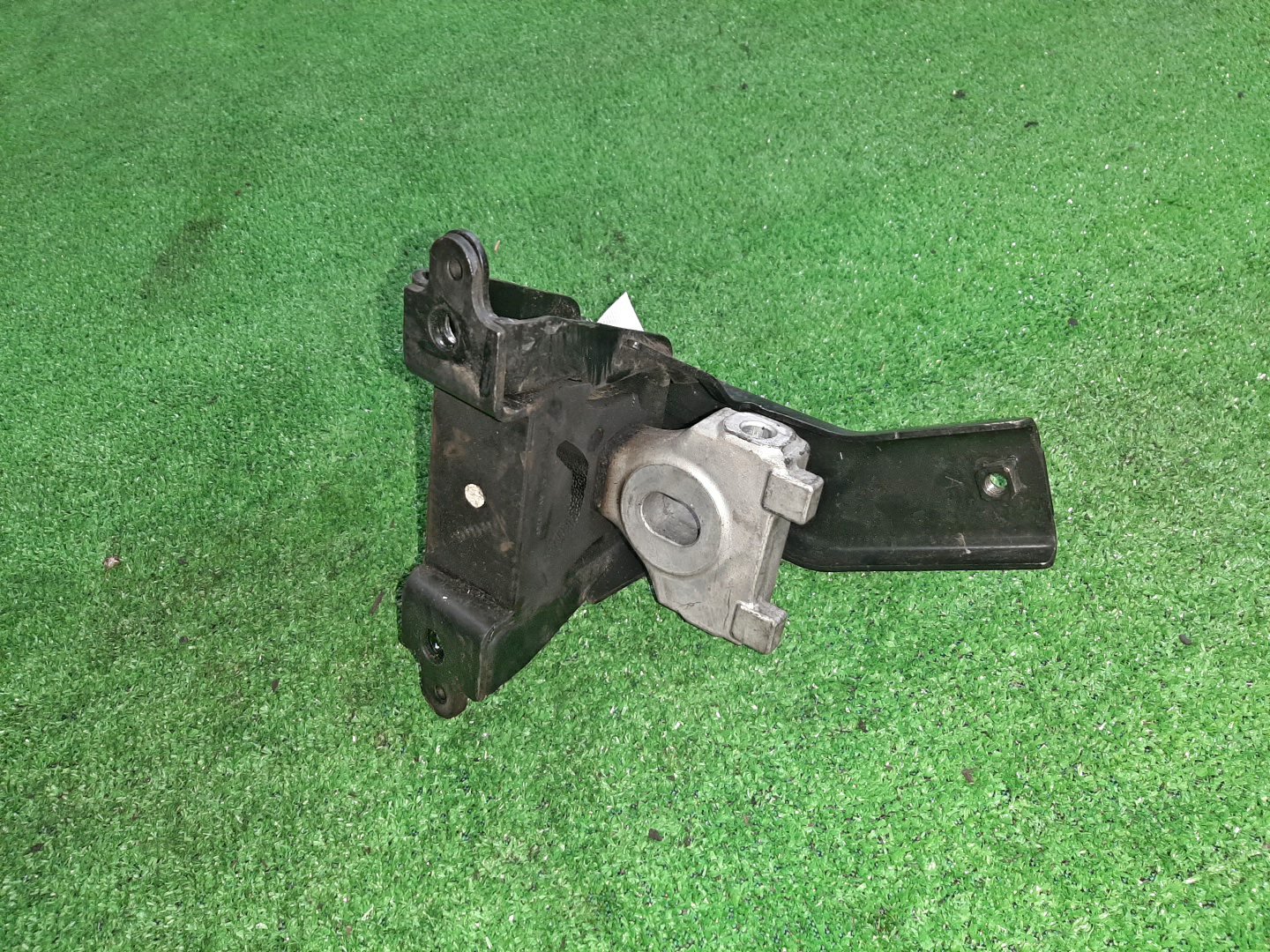 Подушка двс левая передняя TOYOTA VITZ KSP130 1KR-FE 2 ракурс