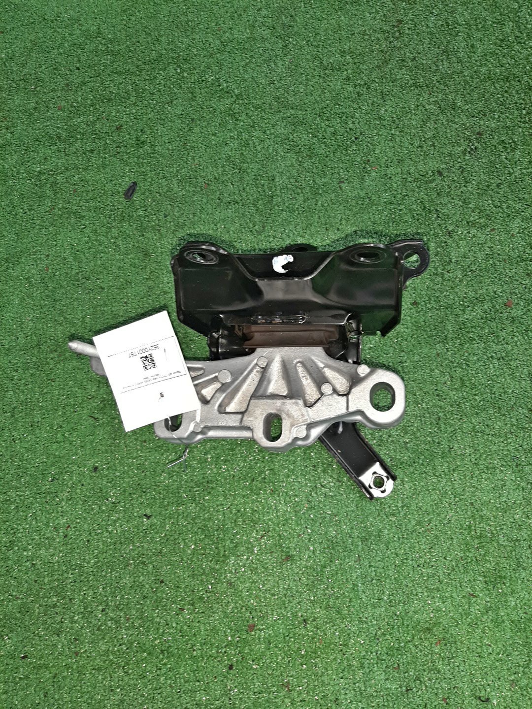 Подушка двс левая передняя TOYOTA YARIS CROSS MXPB10 M15A-FKS 1 ракурс