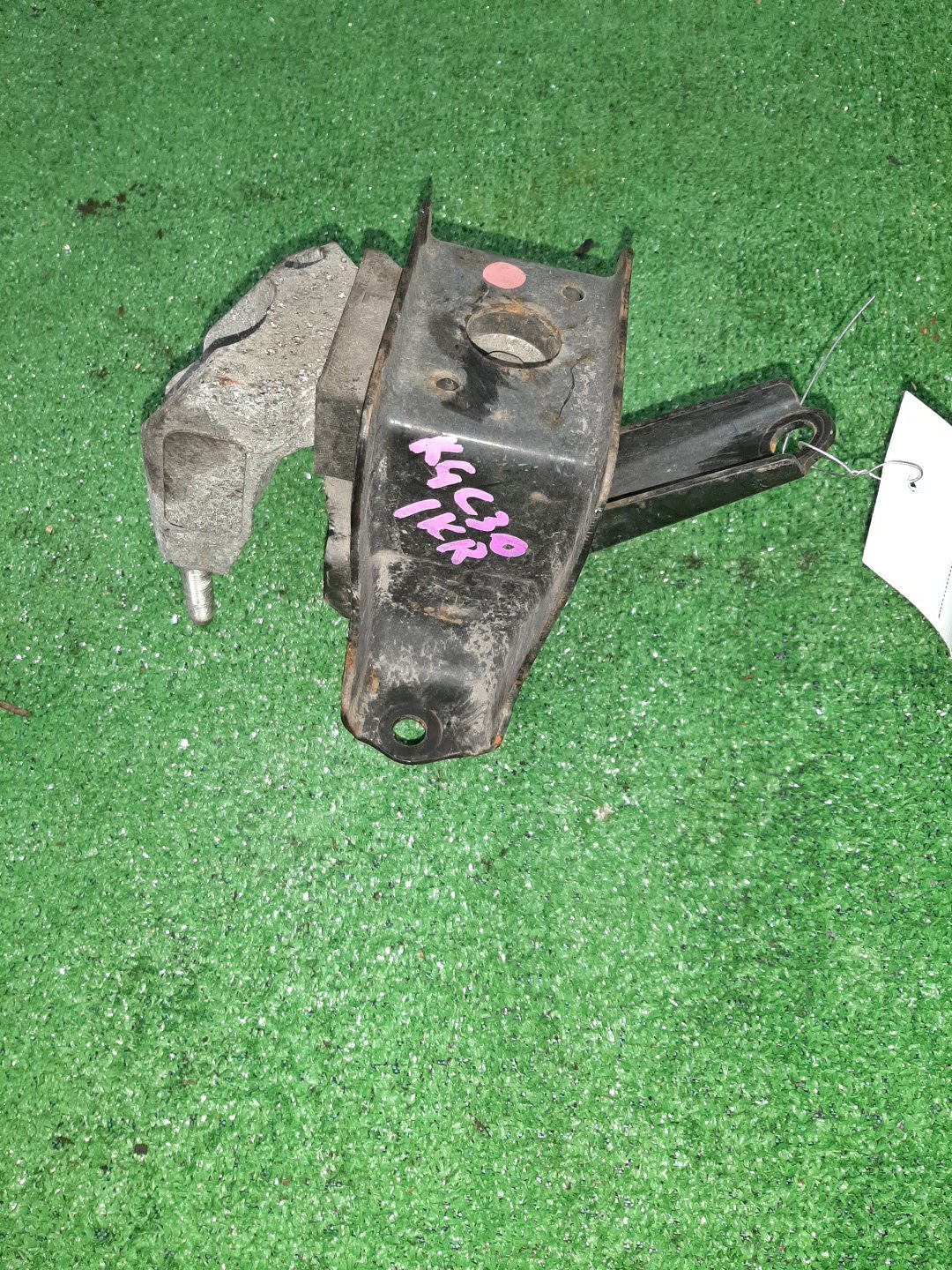 Подушка двс правая передняя TOYOTA PASSO KGC30 1KR-FE 3 ракурс