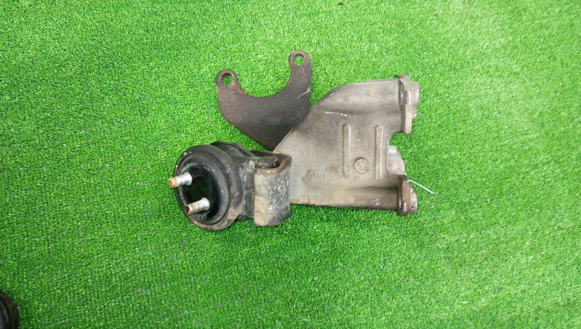 Подушка двс левая передняя SUZUKI ESCUDO TD54W J20A 2 ракурс