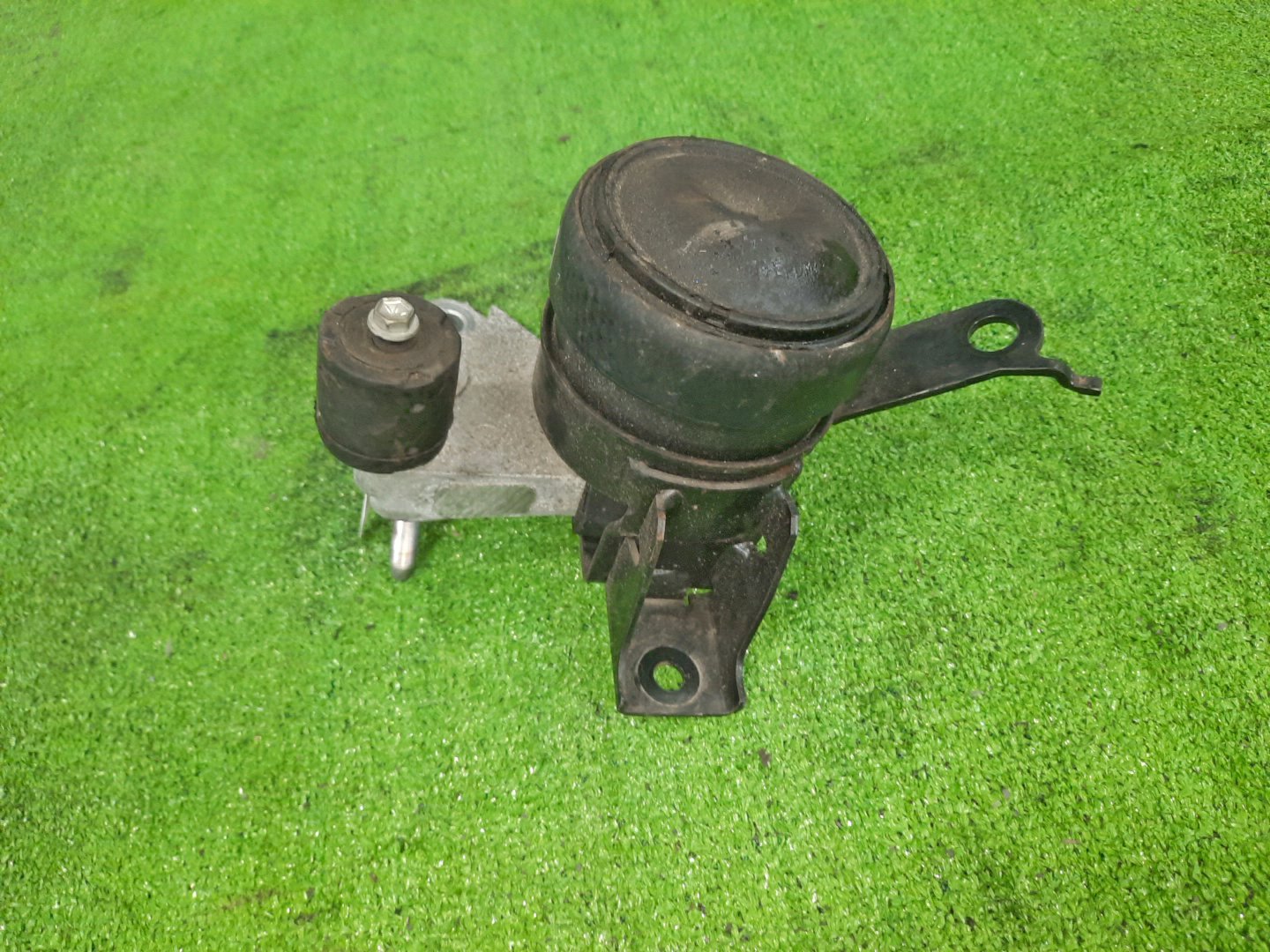 Подушка двс правая передняя TOYOTA VITZ KSP130 1KR-FE 3 ракурс