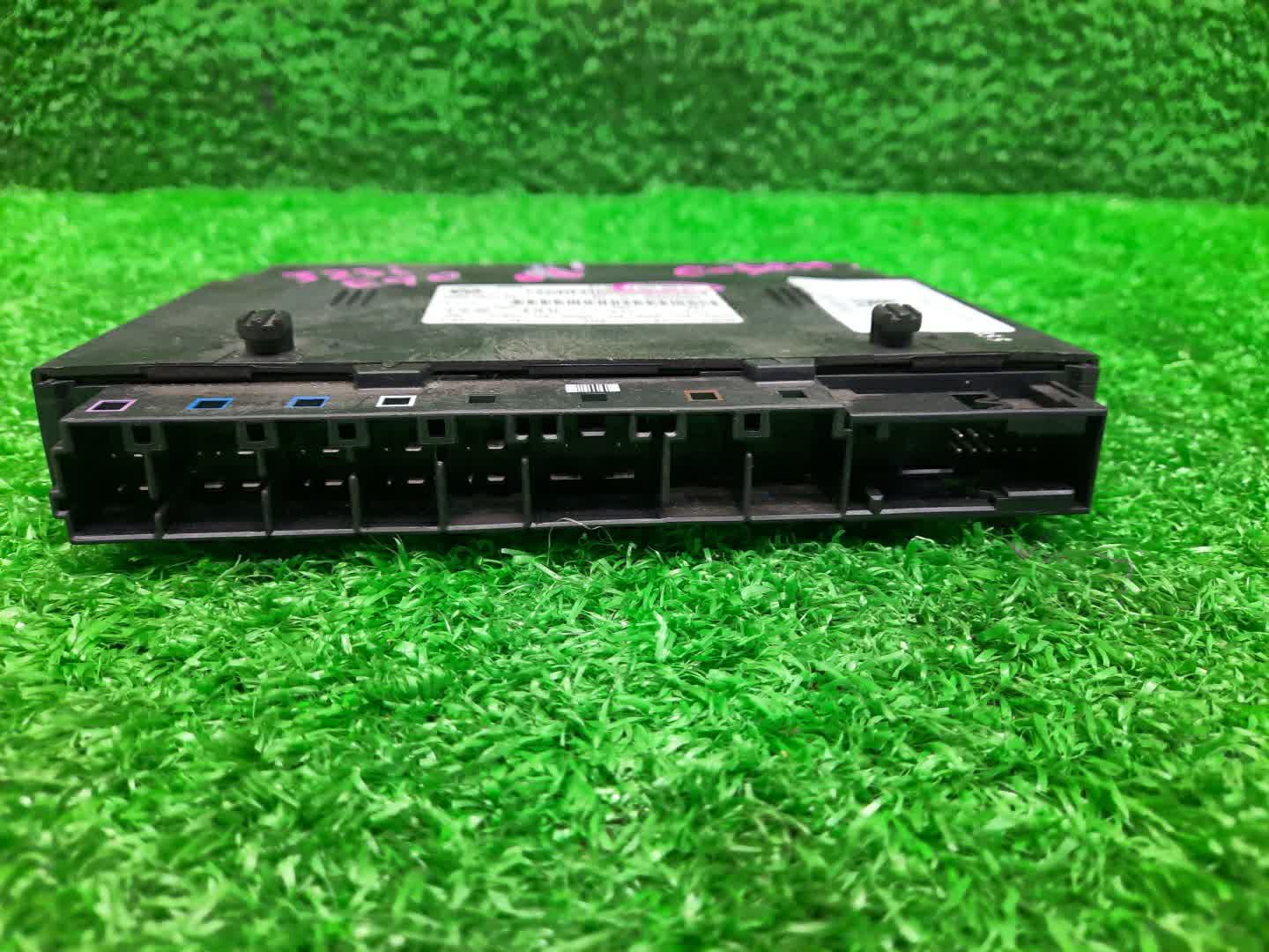 Блок управления BMW 3-Series E90 61356926358 3 ракурс