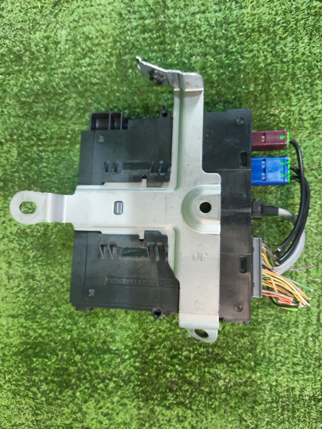 Блок управления HONDA VEZEL RV5 8B110-3M0-J120 3 ракурс