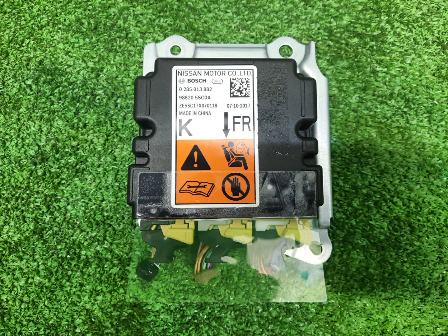 Блок управления NISSAN LEAF ZE1 98820-5SC0A 2 ракурс