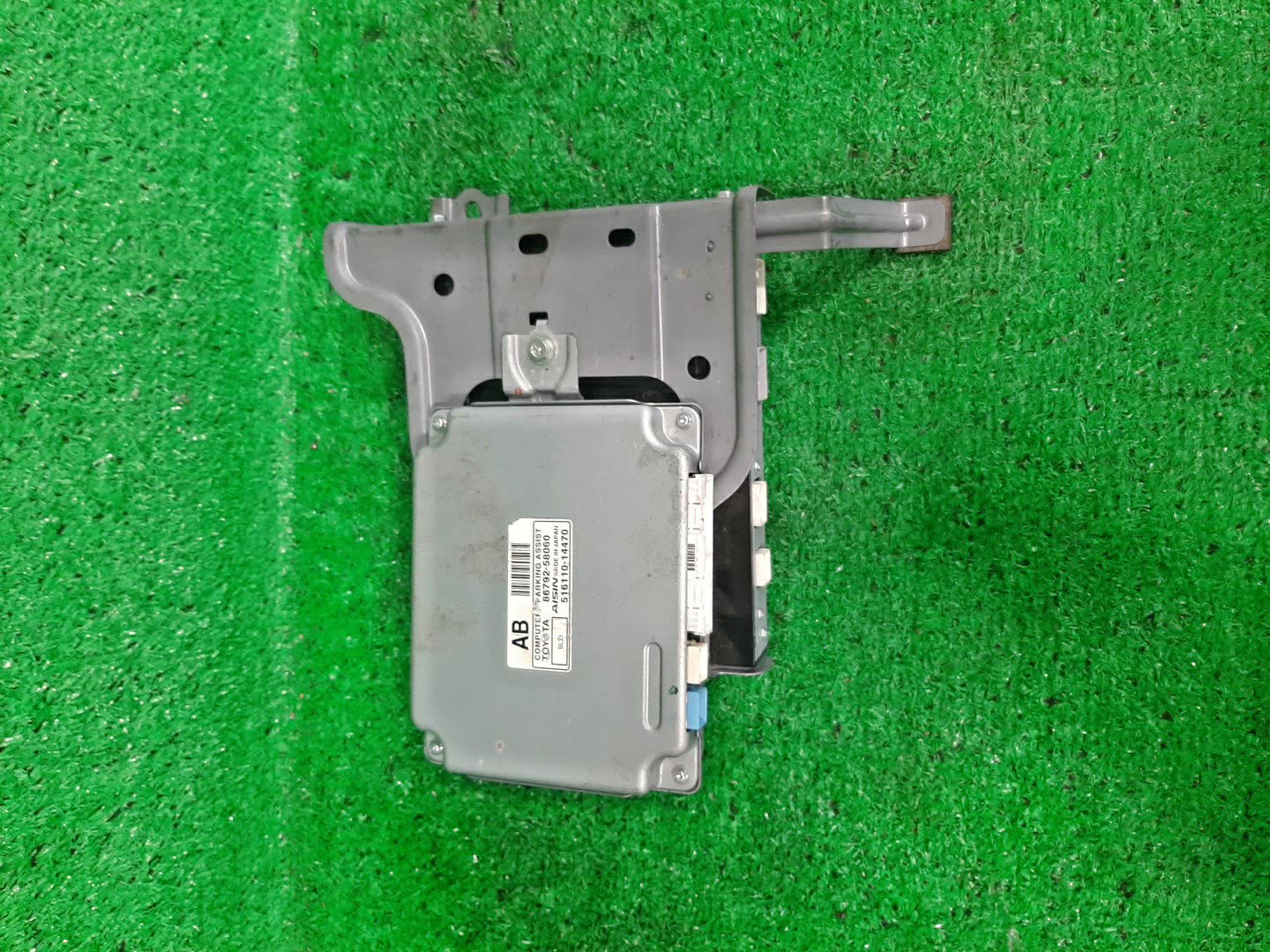 Усилитель магнитофона TOYOTA ALPHARD, VELLFIRE ANH25W, GGH25W, GGH20W, ANH20W 86090-58010 2 ракурс