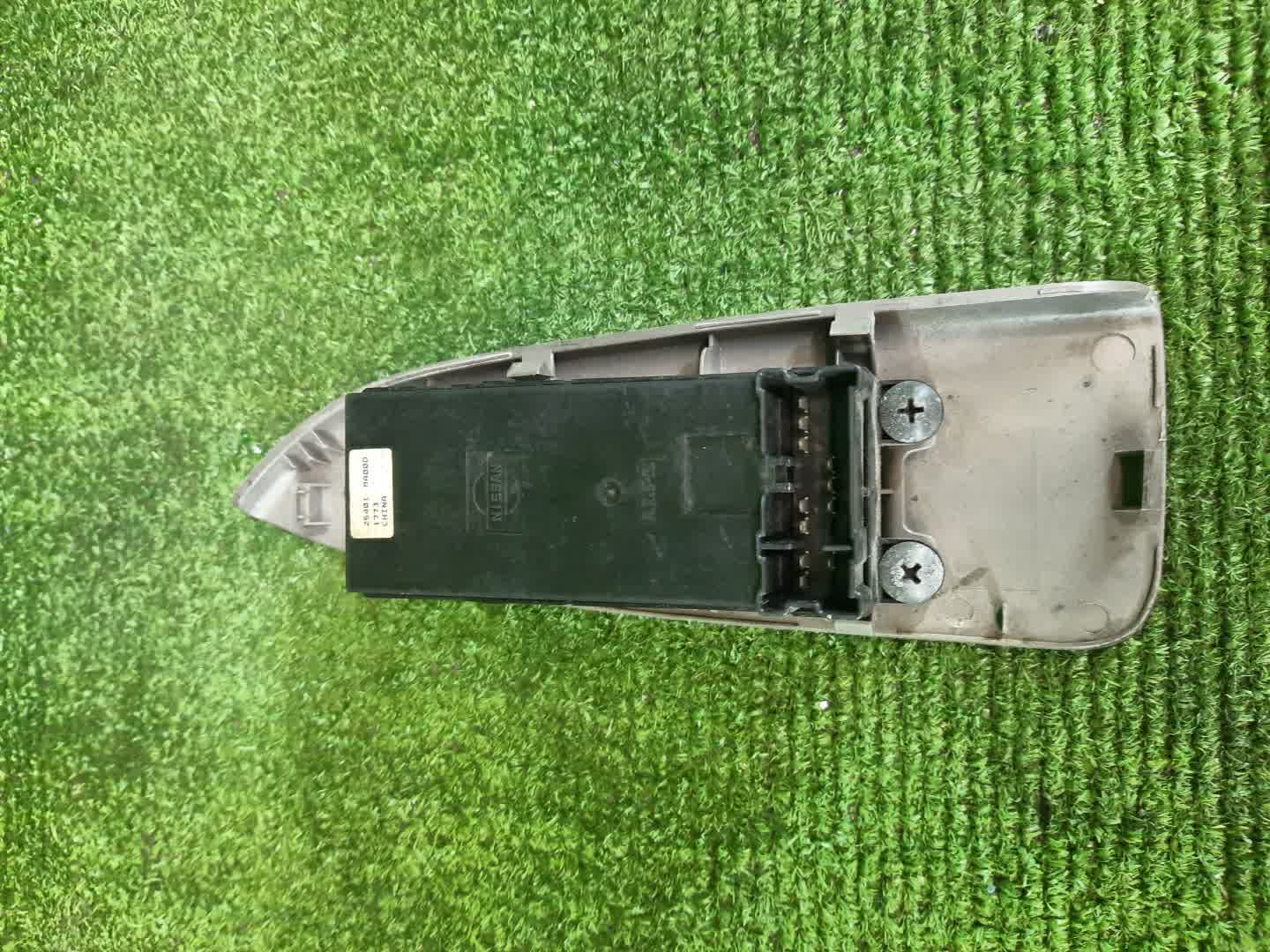 Блок управления стеклами правый передний NISSAN ATLAS F24 25401-MA00D 2 ракурс