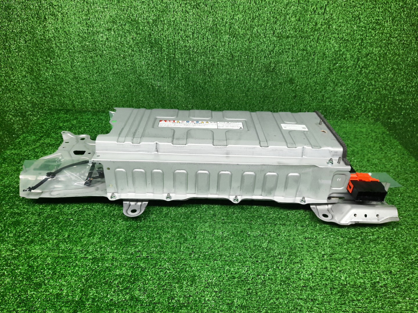 Батарея гибридной установки TOYOTA NOAH ZWR80G G9510-28030 1 ракурс