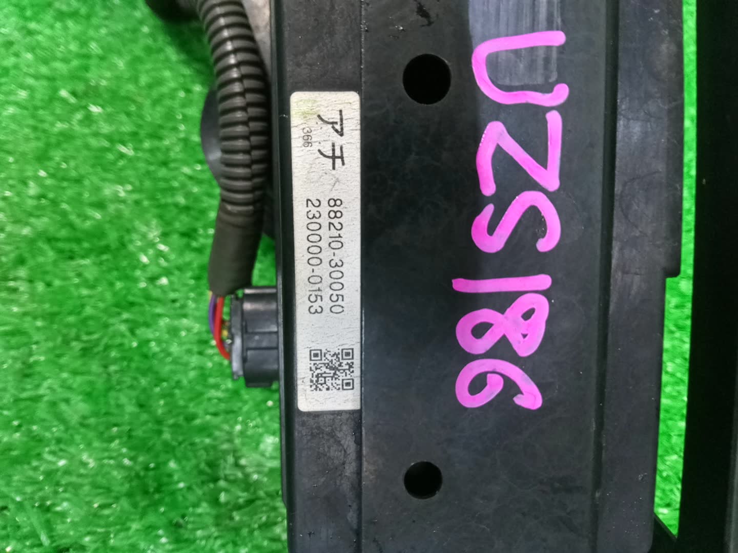 Радар-детектор TOYOTA CROWN MAJESTA UZS186 88210-30050 2 ракурс