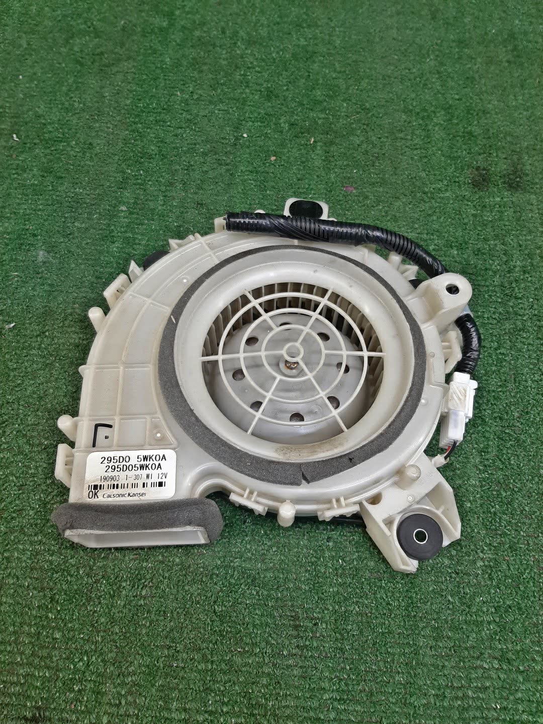 Мотор охлаждения батареи NISSAN NOTE HE12 282500-0560 1 ракурс Мотор охлаждения батареи NISSAN NOTE HE12 282500-0560 1 ракурс
