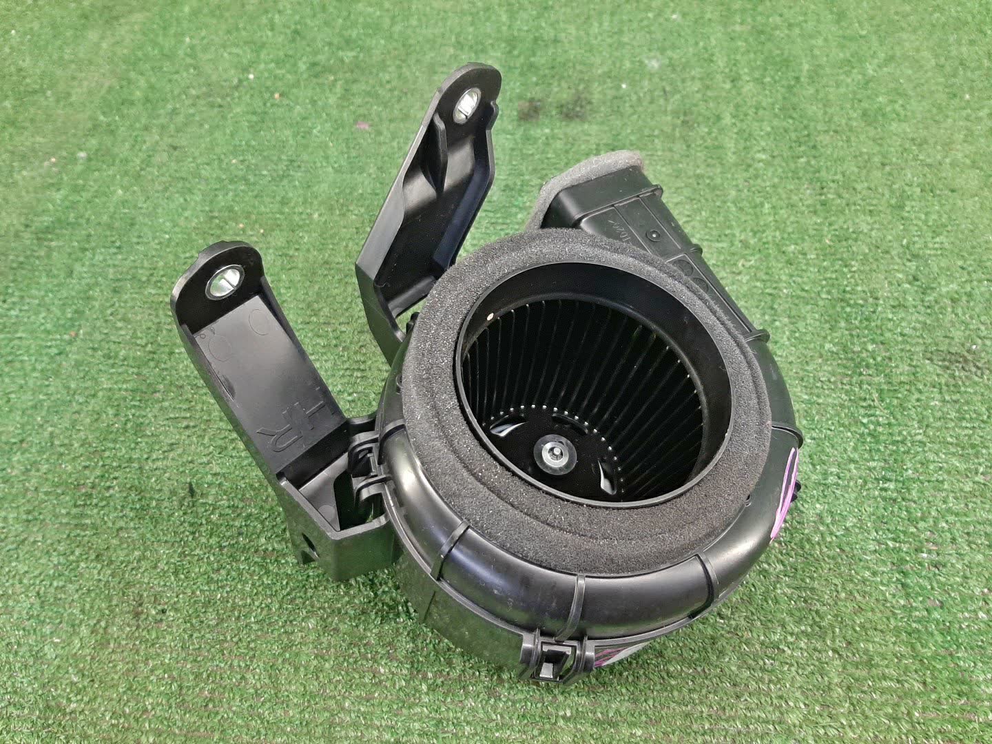 Мотор охлаждения батареи TOYOTA RAIZE A202A G9230B1010 3 ракурс