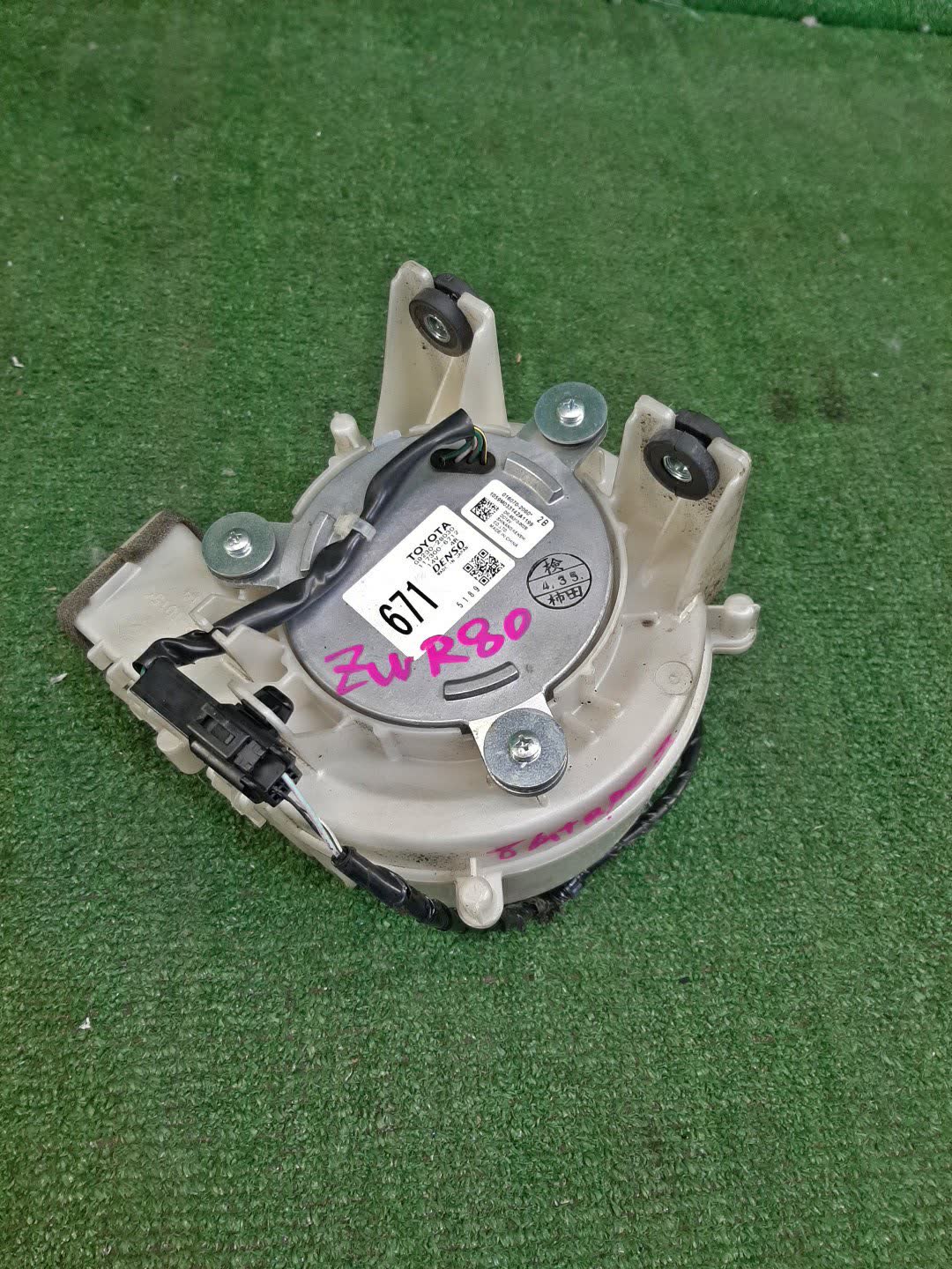 Мотор охлаждения батареи TOYOTA VOXY ZWR80G G923028030 1 ракурс