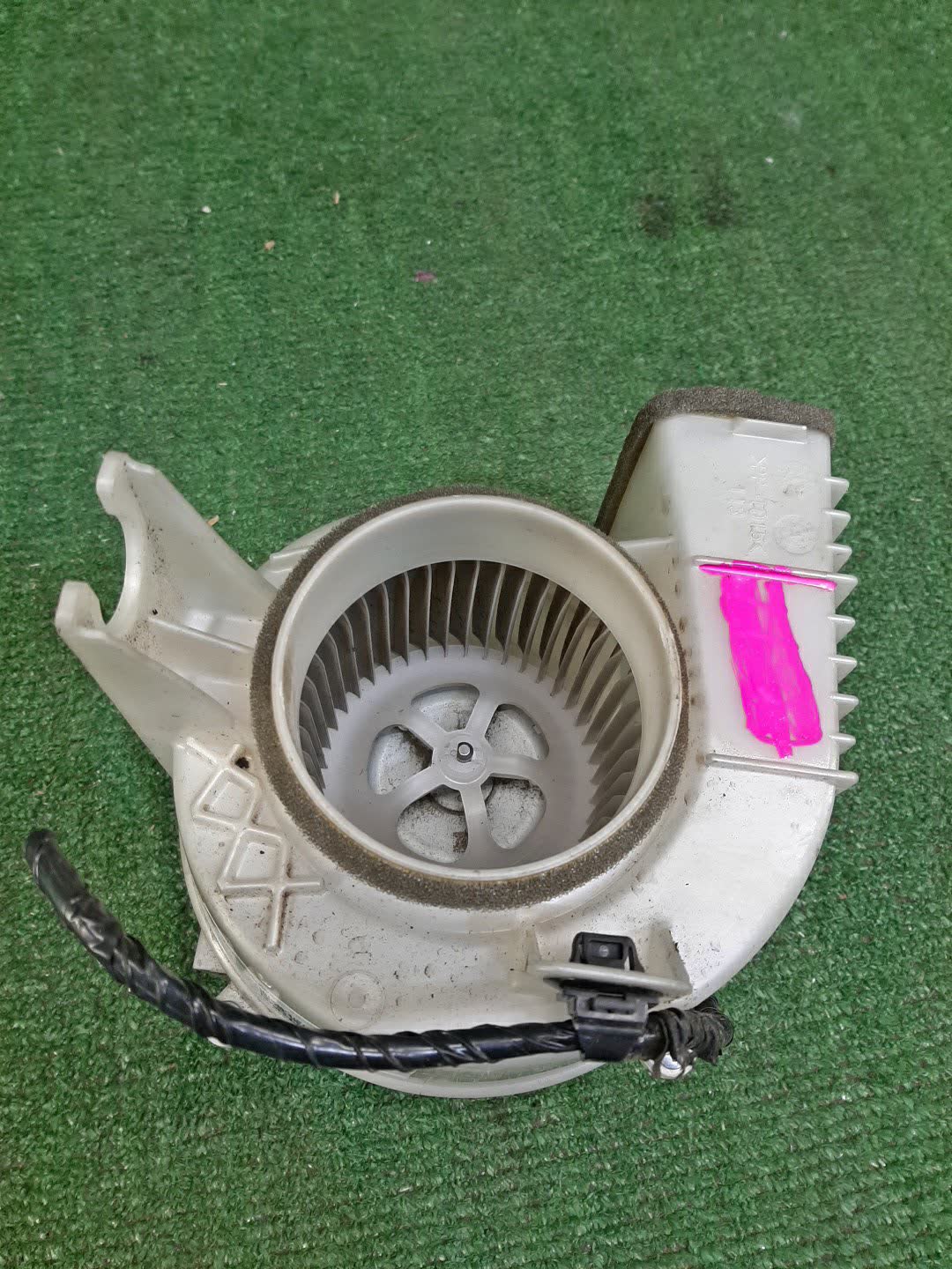 Мотор охлаждения батареи TOYOTA VOXY ZWR80G G923028030 3 ракурс