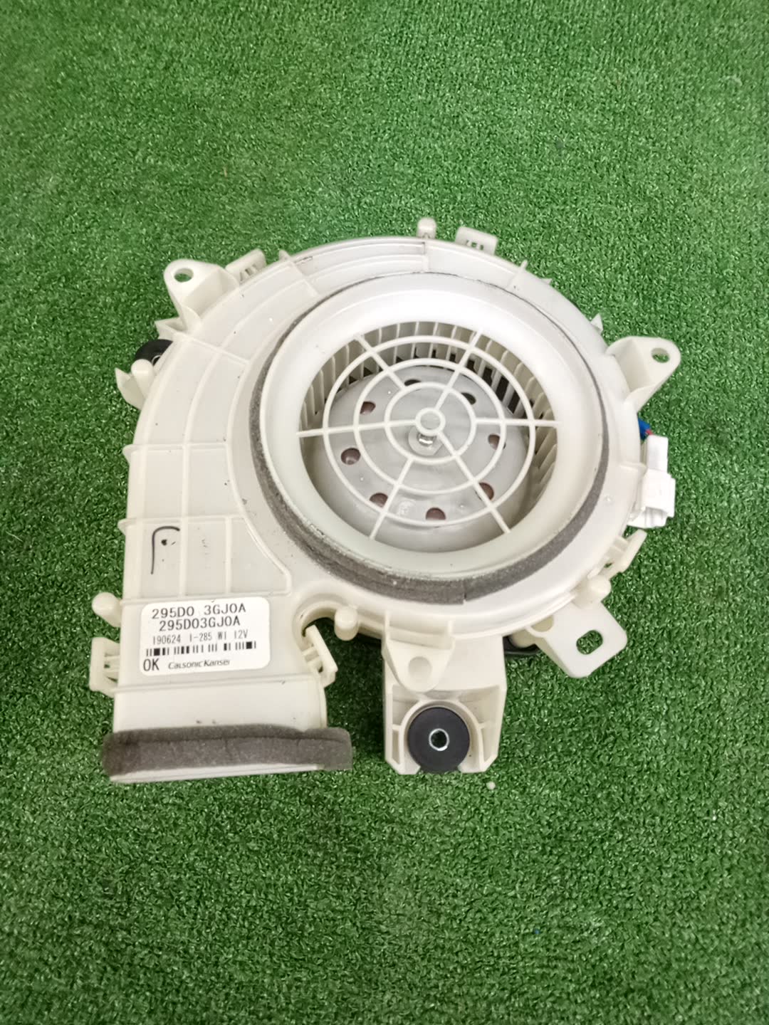 Мотор охлаждения батареи NISSAN NOTE E12 295D0-3GJ0A 2 ракурс Мотор охлаждения батареи NISSAN NOTE E12 295D0-3GJ0A 2 ракурс