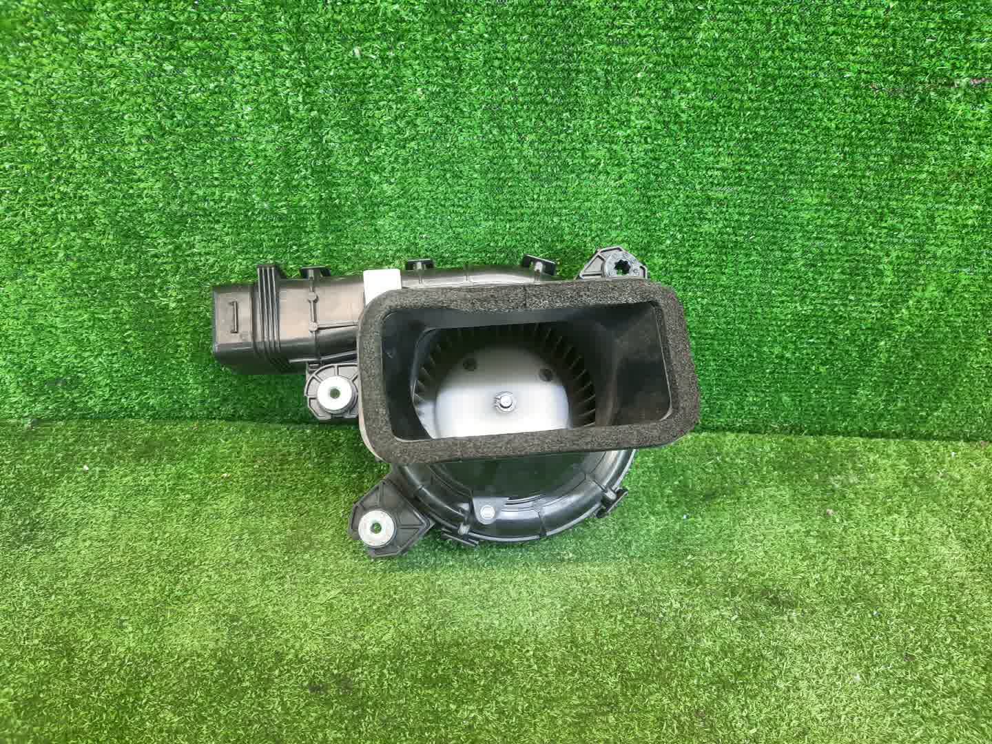 Мотор охлаждения батареи HONDA FIT GP5 1J810-5P6-0032 2 ракурс