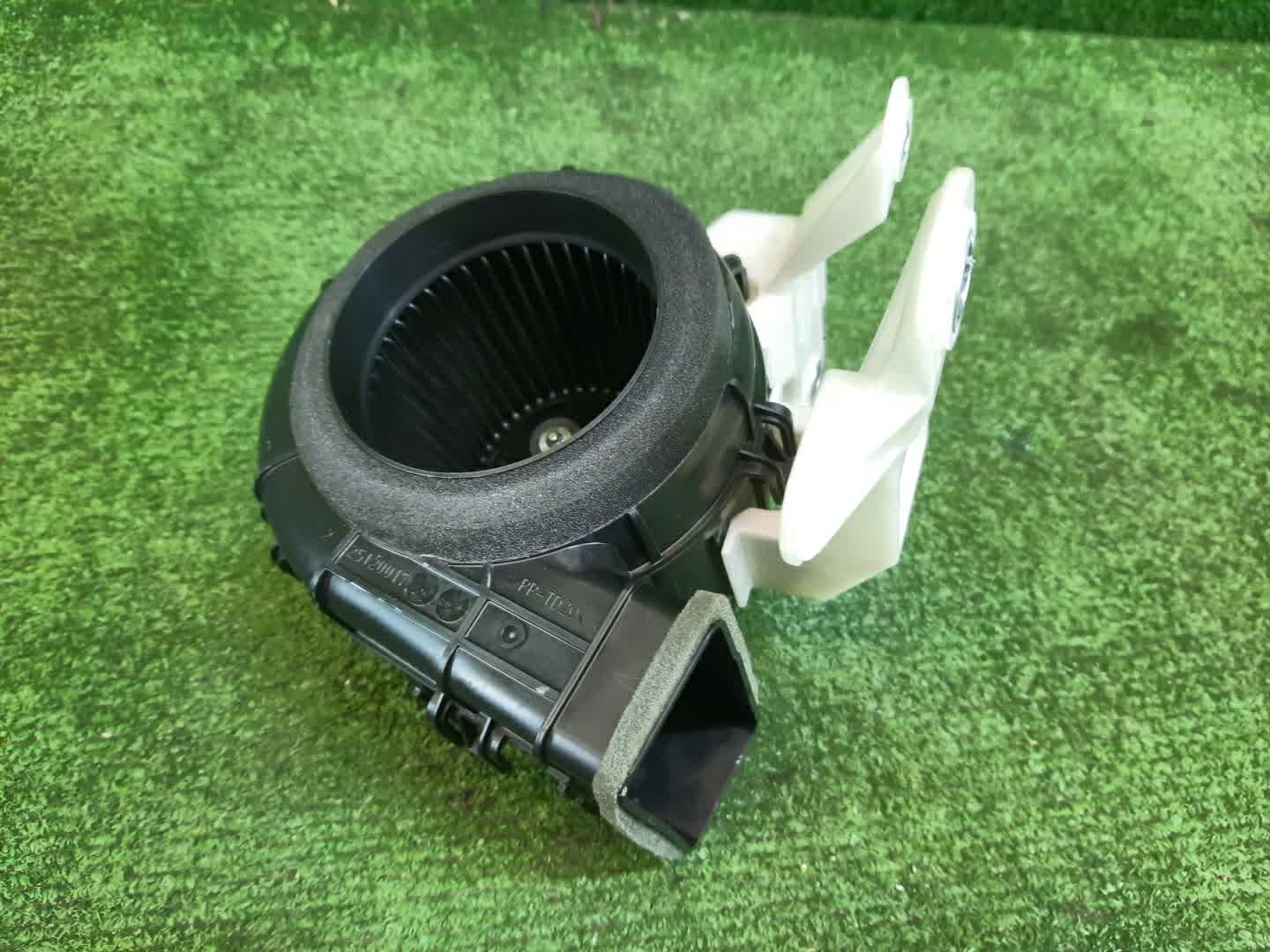 Мотор охлаждения батареи TOYOTA YARIS MXPH10 G9230-K0021 1 ракурс Мотор охлаждения батареи TOYOTA YARIS MXPH10 G9230-K0021 1 ракурс