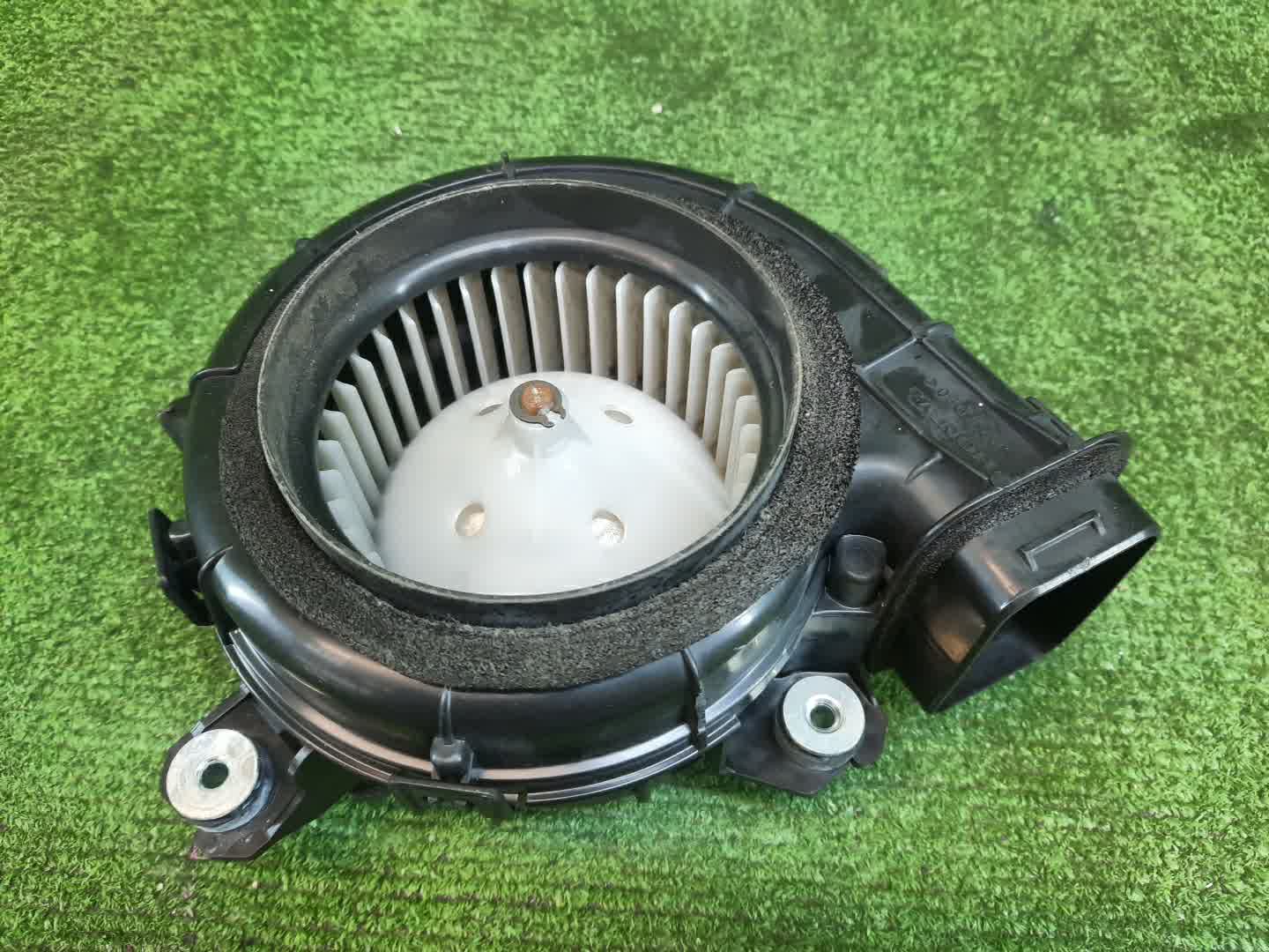 Мотор охлаждения батареи HONDA FIT GP1 1J810-RE0-0031 2 ракурс