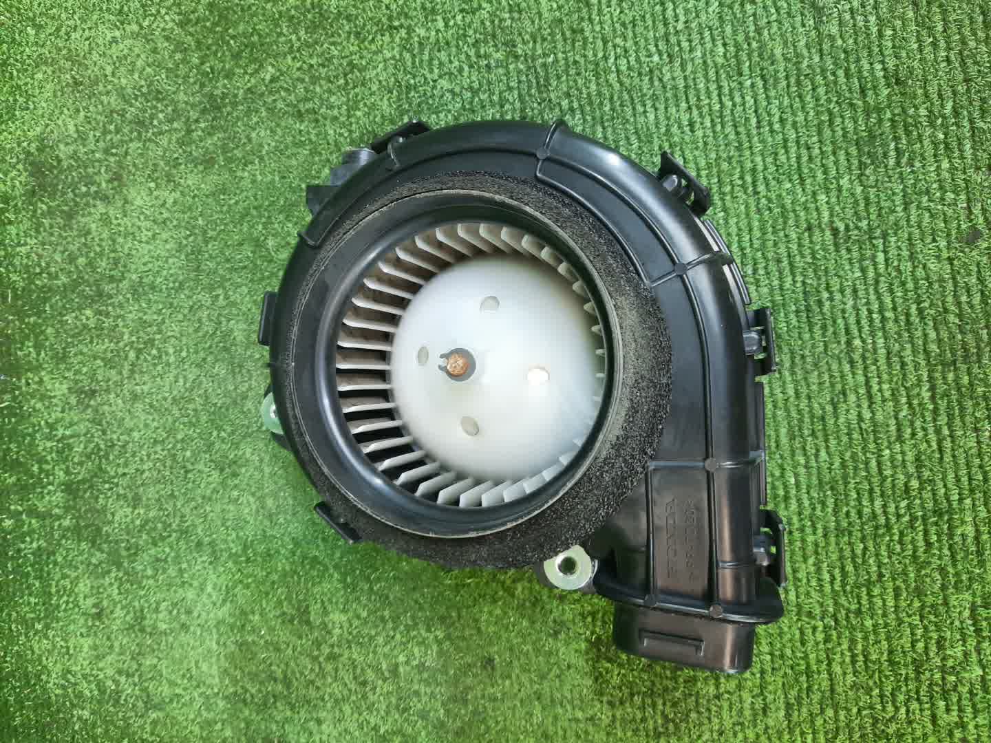 Мотор охлаждения батареи HONDA FIT GP1 1J810-RE0-0031 2 ракурс