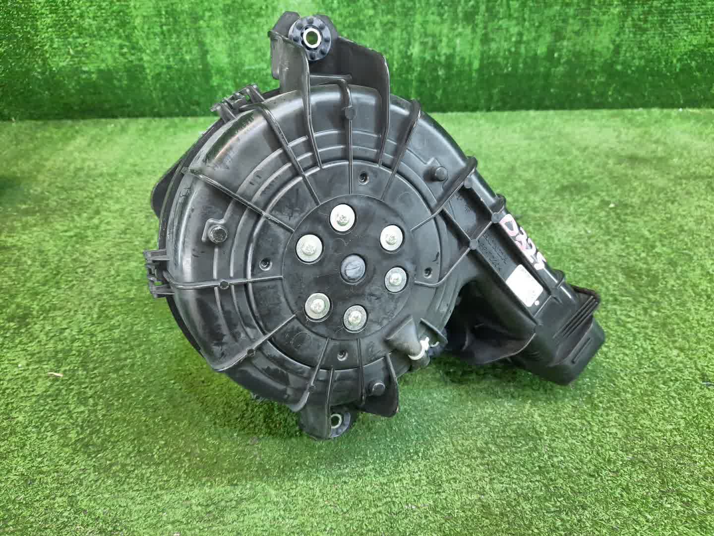 Мотор охлаждения батареи HONDA FIT GP5 1J810-5P6-0032 1 ракурс