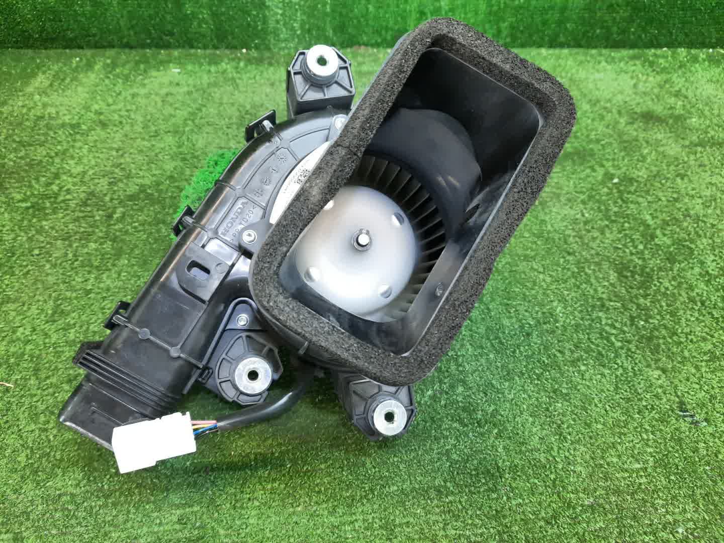 Мотор охлаждения батареи HONDA FIT GP5 1J810-5P6-0032 2 ракурс