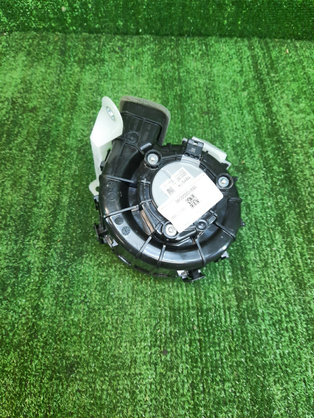 Мотор охлаждения батареи TOYOTA PRIUS MXWH60 G9230-12020 1 ракурс Мотор охлаждения батареи TOYOTA PRIUS MXWH60 G9230-12020 1 ракурс