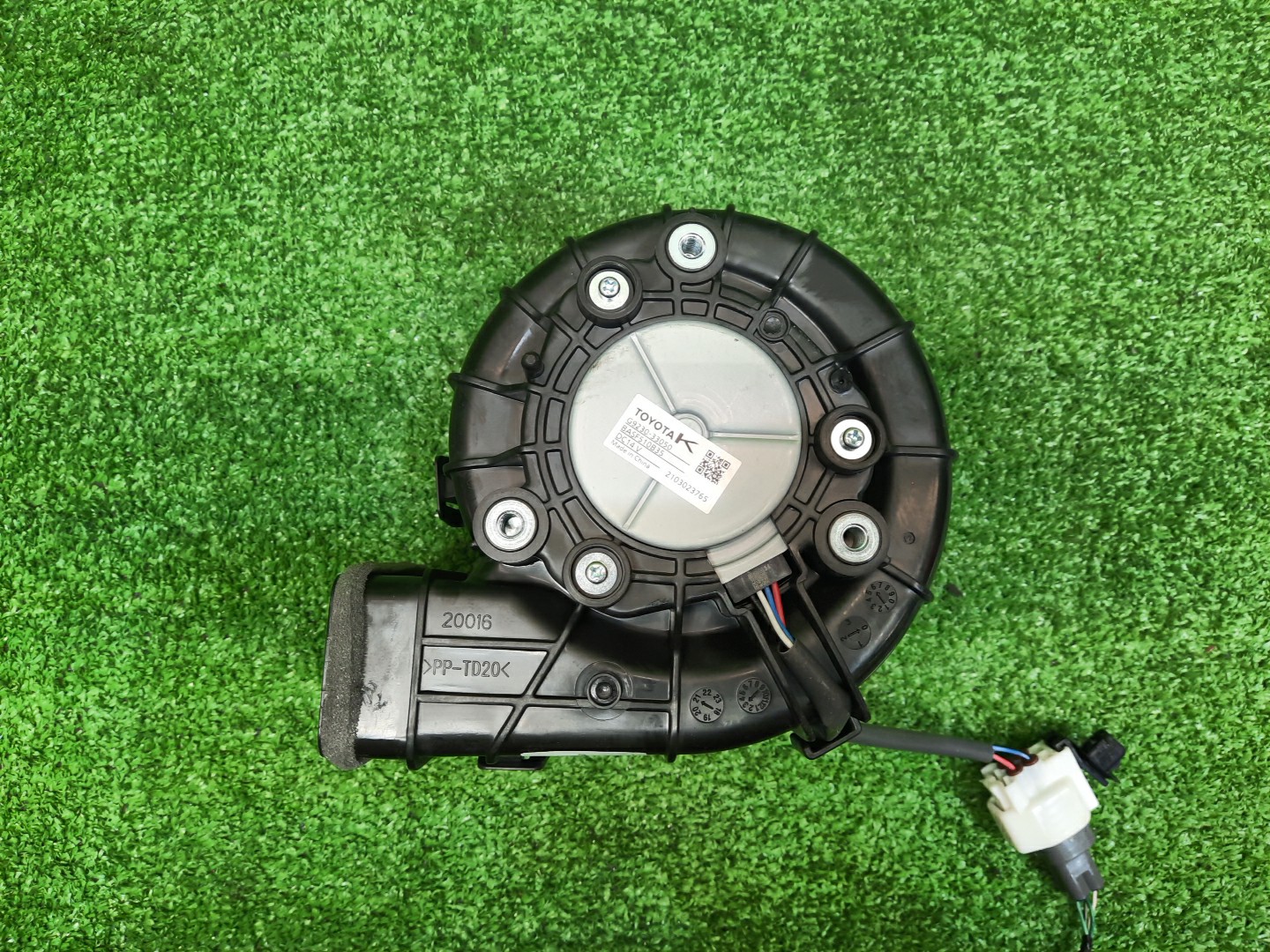 Мотор охлаждения батареи TOYOTA RAV4 AXAH54 G9230-33050 1 ракурс Мотор охлаждения батареи TOYOTA RAV4 AXAH54 G9230-33050 1 ракурс