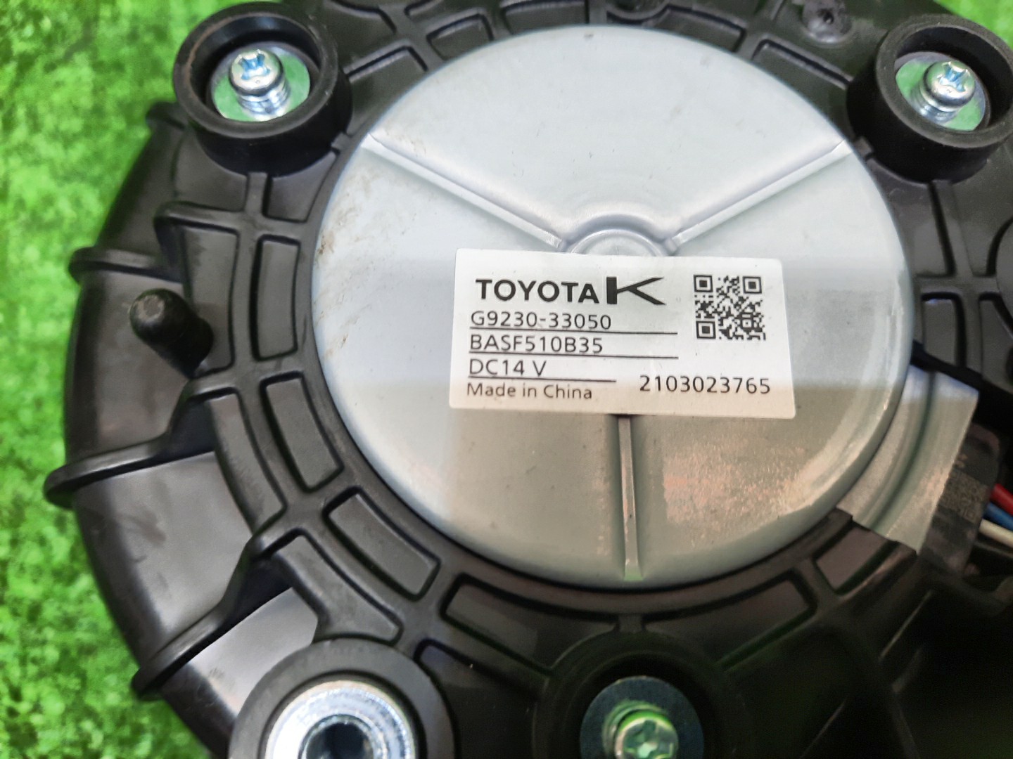 Мотор охлаждения батареи TOYOTA RAV4 AXAH54 G9230-33050 2 ракурс Мотор охлаждения батареи TOYOTA RAV4 AXAH54 G9230-33050 2 ракурс