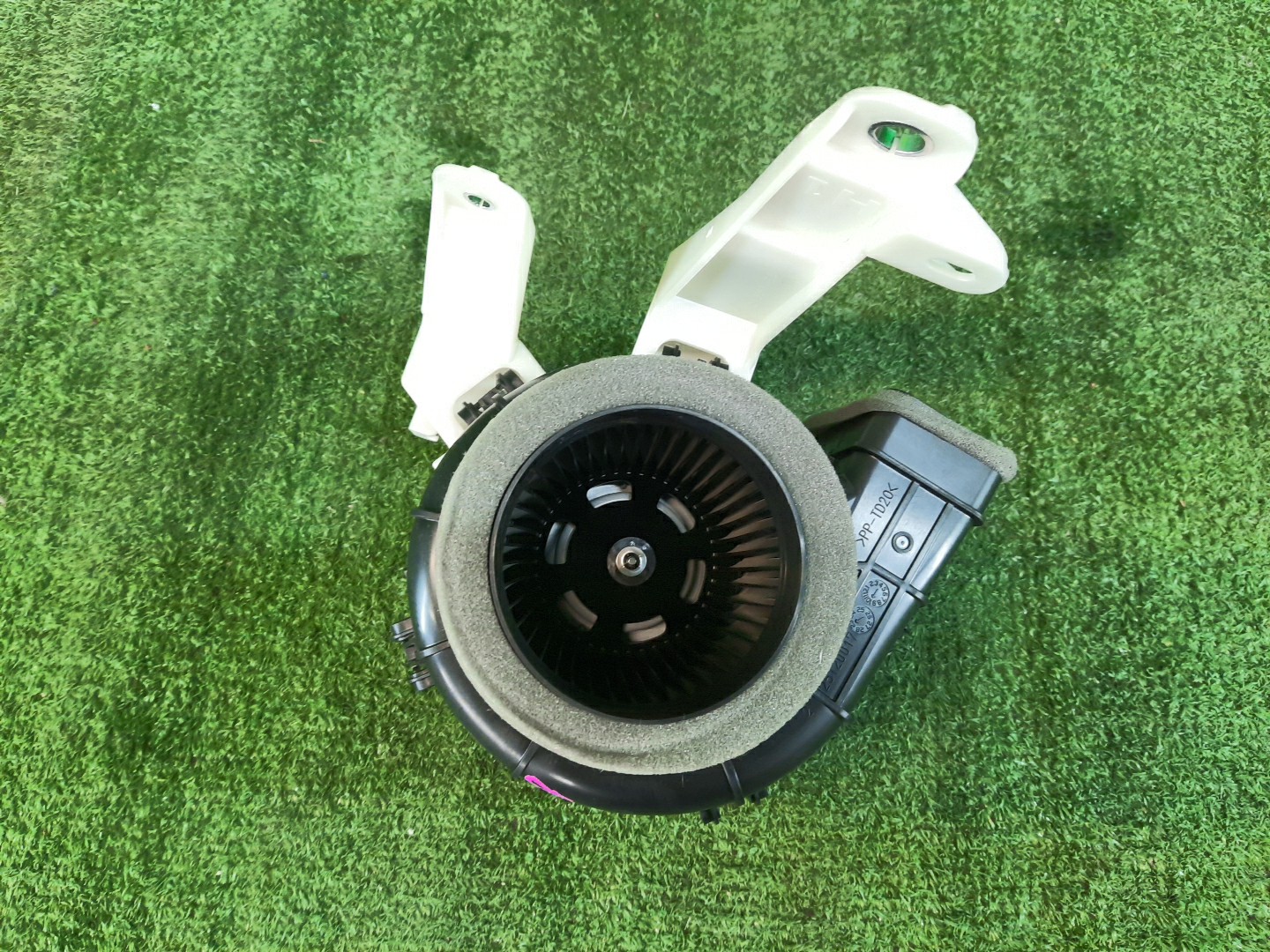 Мотор охлаждения батареи TOYOTA YARIS MXPH10 G9230-K0021 2 ракурс Мотор охлаждения батареи TOYOTA YARIS MXPH10 G9230-K0021 2 ракурс