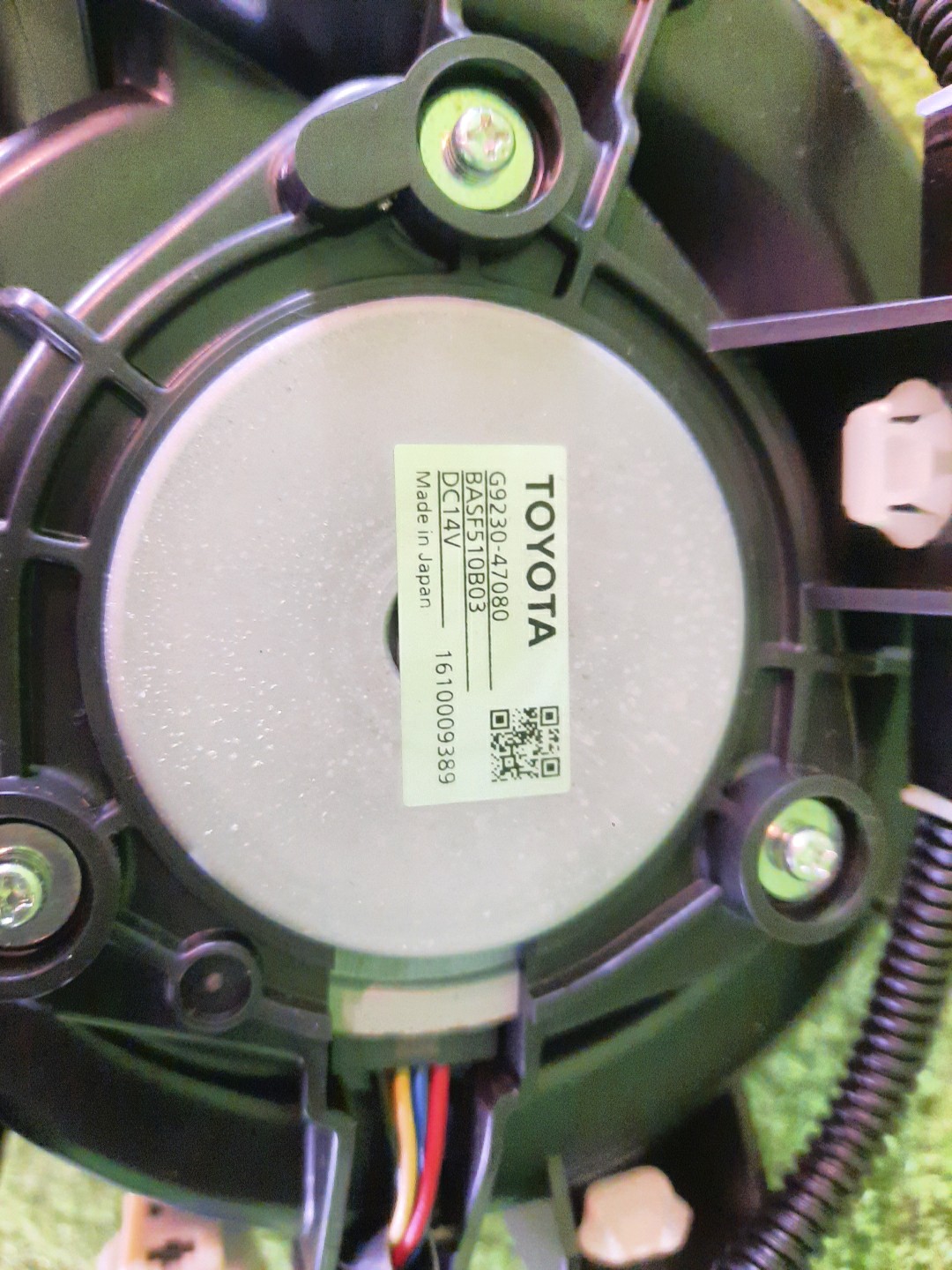 Мотор охлаждения батареи TOYOTA PRIUS ZVW50 G9230-47080 2 ракурс Мотор охлаждения батареи TOYOTA PRIUS ZVW50 G9230-47080 2 ракурс