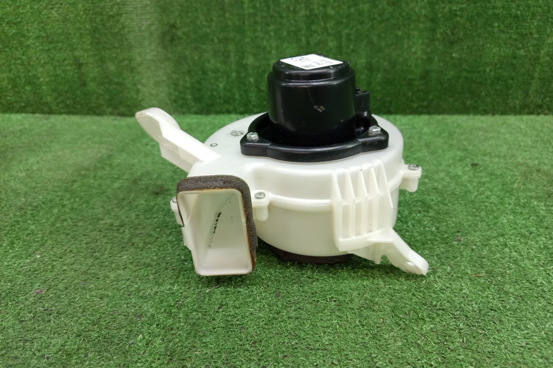 Мотор охлаждения батареи TOYOTA PRIUS NHW20 87130-47070 2 ракурс Мотор охлаждения батареи TOYOTA PRIUS NHW20 87130-47070 2 ракурс