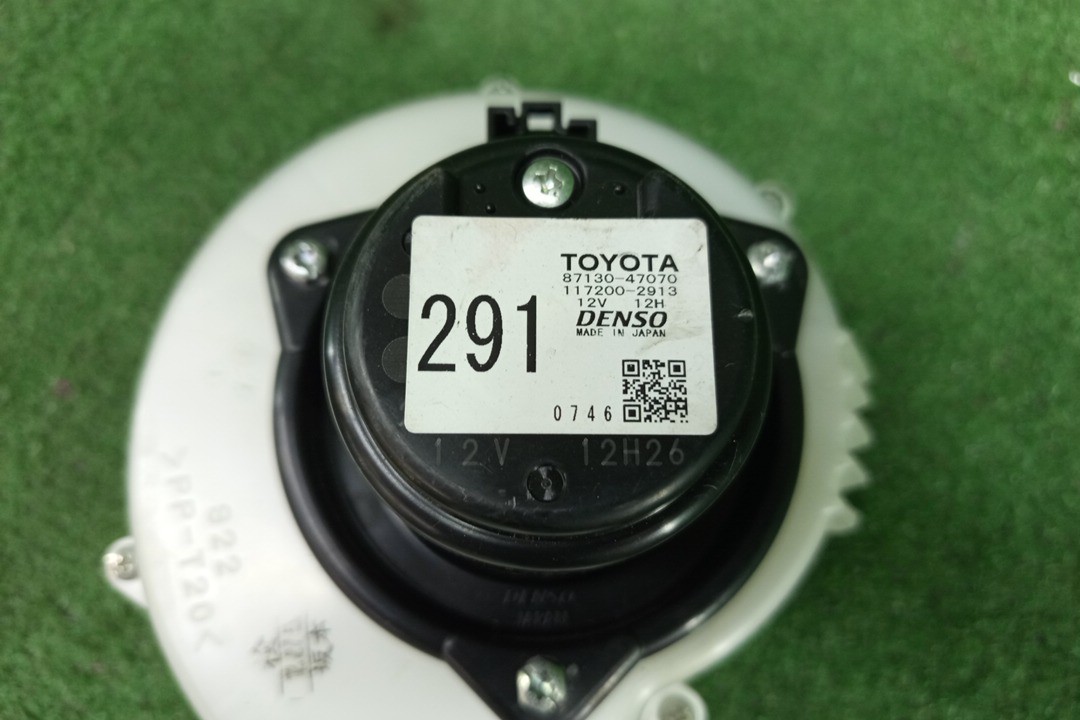 Мотор охлаждения батареи TOYOTA PRIUS NHW20 87130-47070 4 ракурс