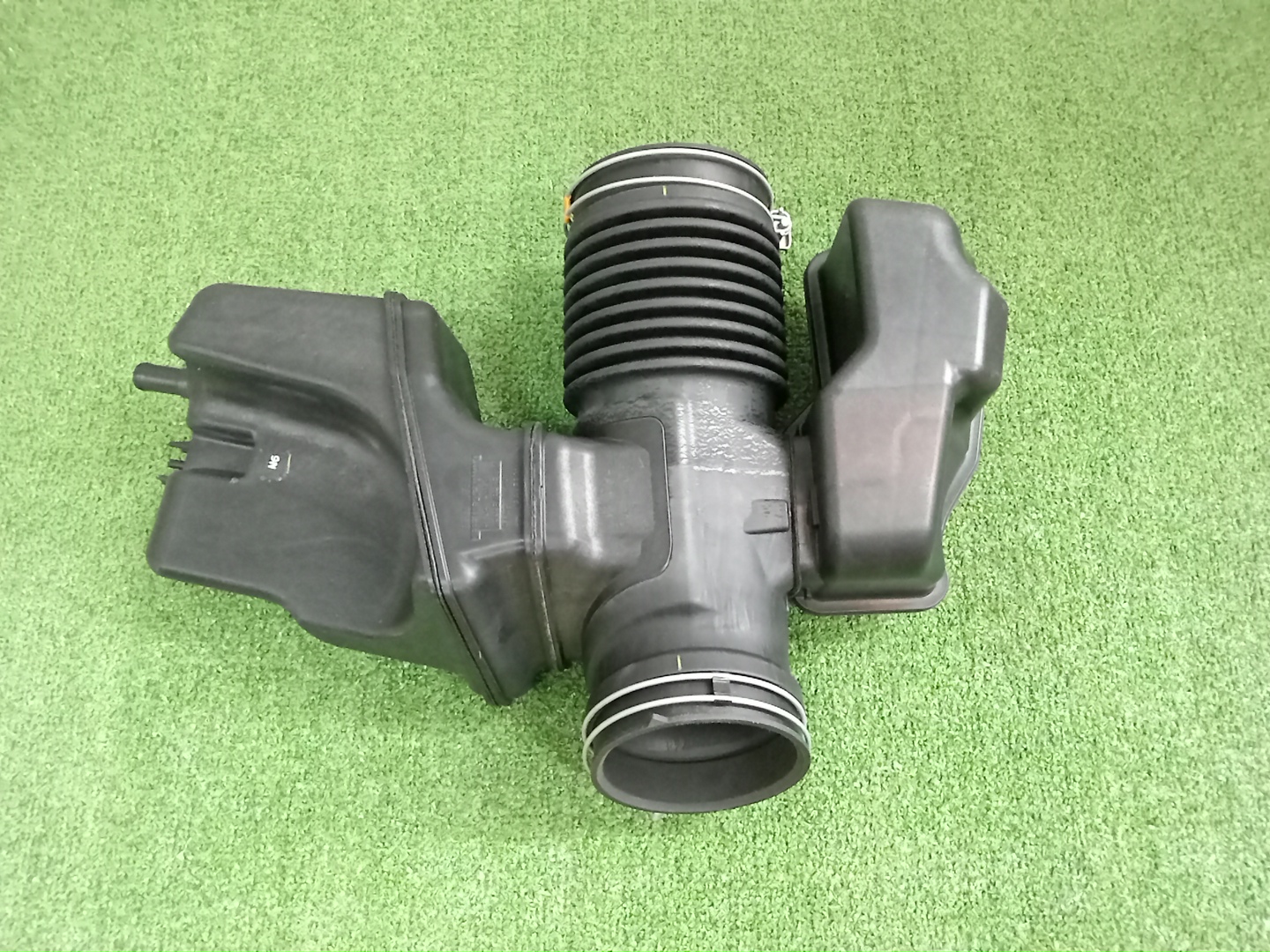 Патрубок воздушного фильтра LEXUS LX570 URJ201 3UR-FE 17880-38040 2 ракурс
