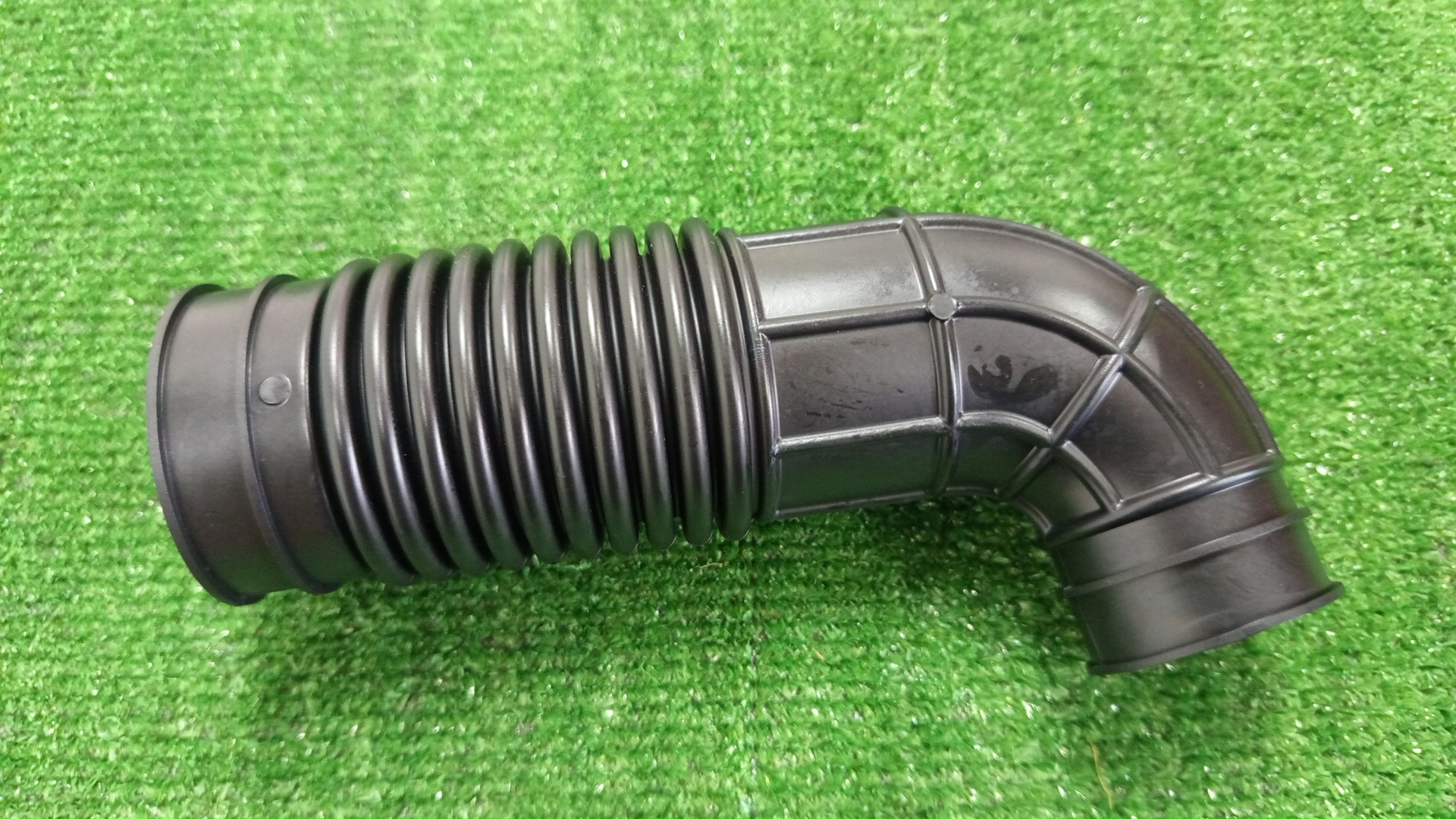 Патрубок воздушного фильтра SUZUKI JIMNY JB23W K6A-T 13881-83A00 1 ракурс
