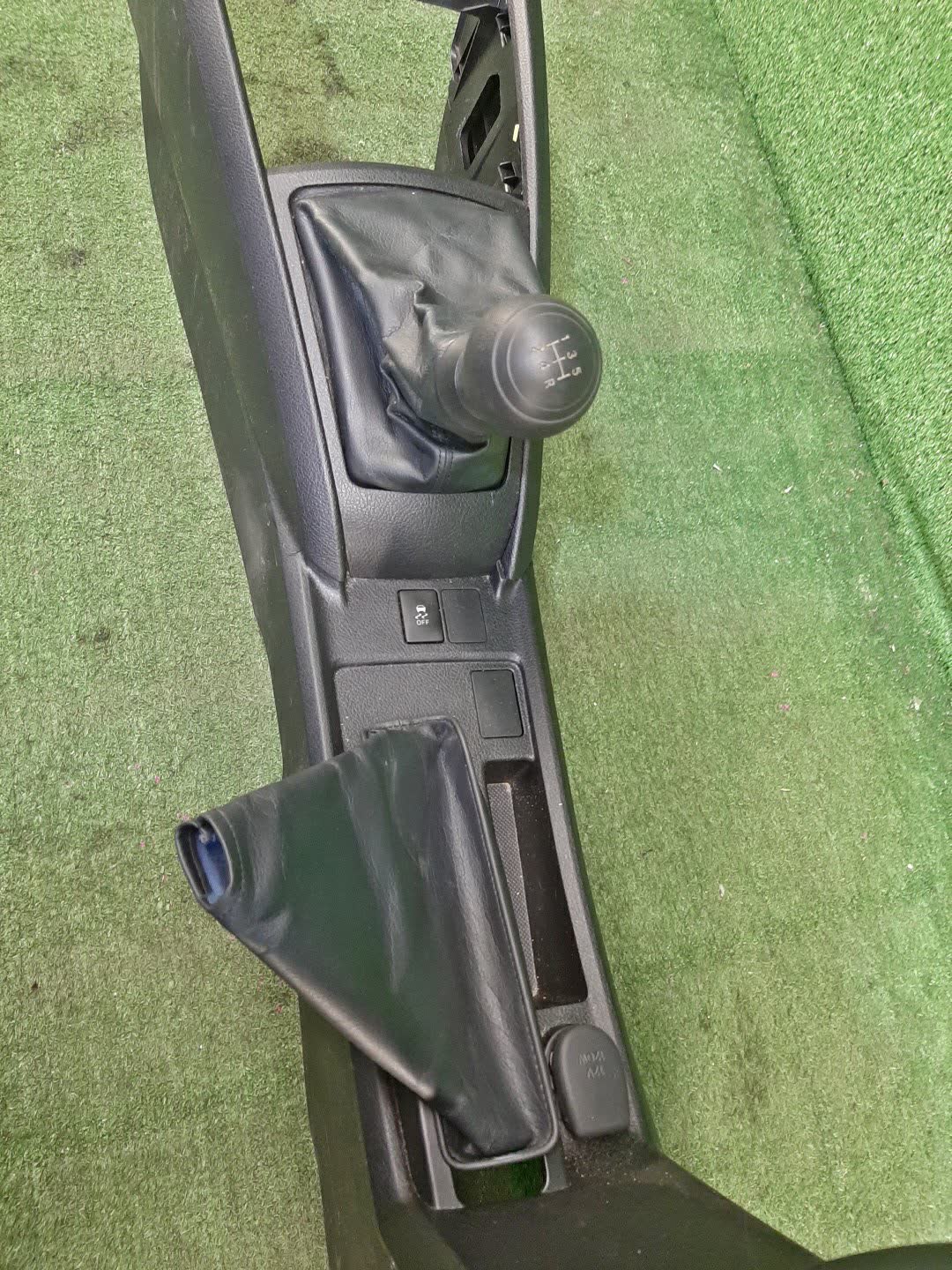 Бардачок между сиденьями TOYOTA COROLLA  AXIO NZE164 2 ракурс