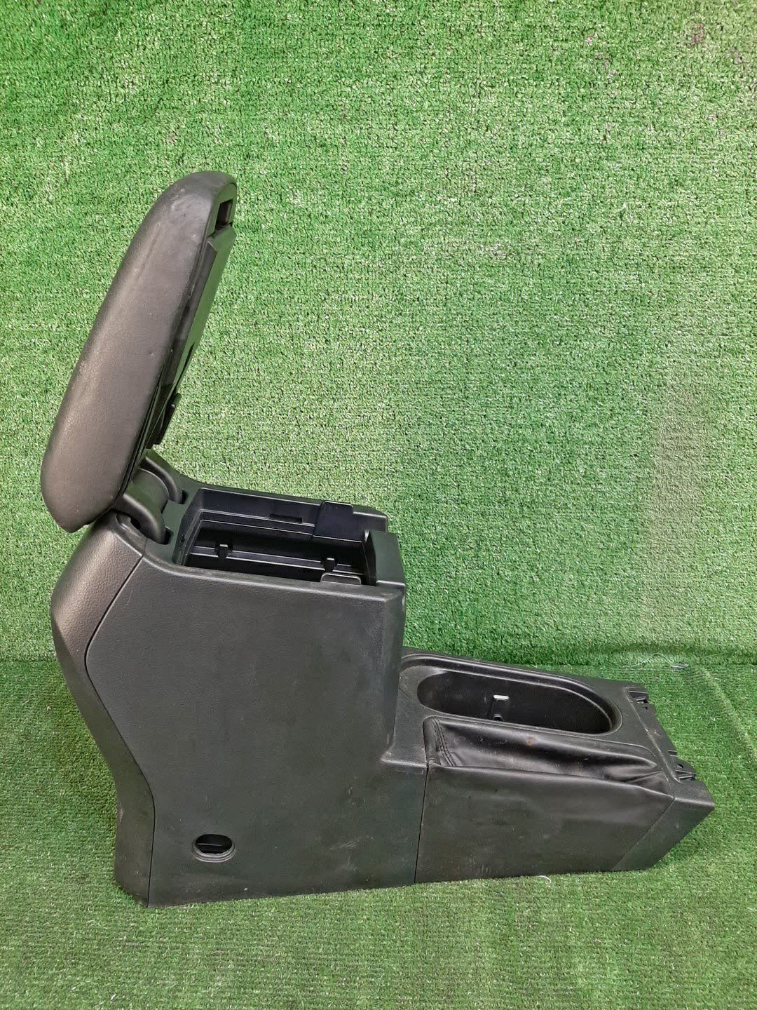 Бардачок между сиденьями SUBARU FORESTER SJ9, SJ5, SJG 1 ракурс