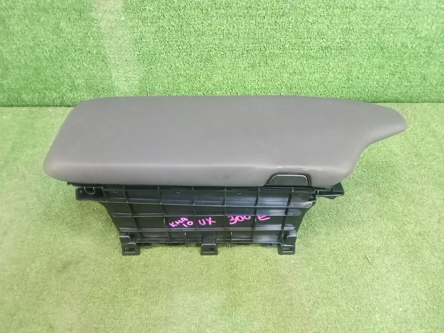 Бардачок между сиденьями LEXUS UX300E, UX200, UX250H KMA10, MZAA10, MZAH10 1 ракурс