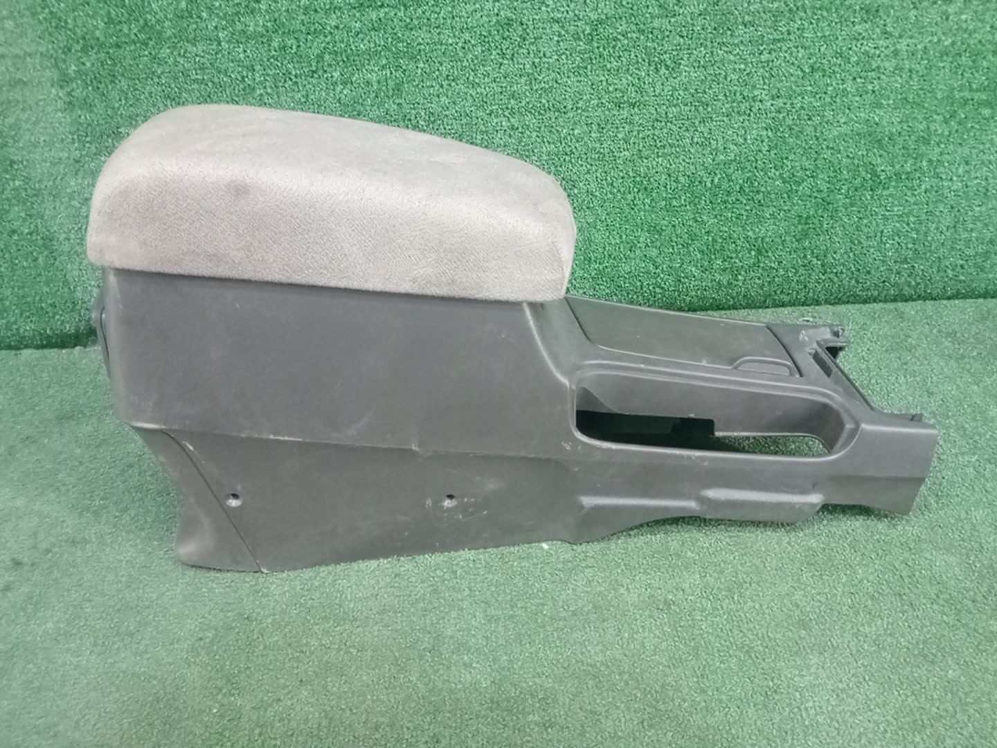 Бардачок между сиденьями NISSAN BLUEBIRD SYLPHY G10 1 ракурс
