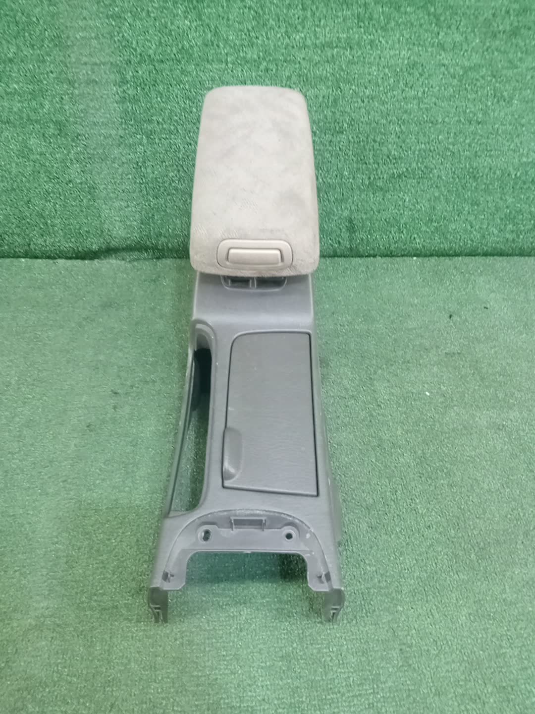 Бардачок между сиденьями NISSAN BLUEBIRD SYLPHY G10 2 ракурс
