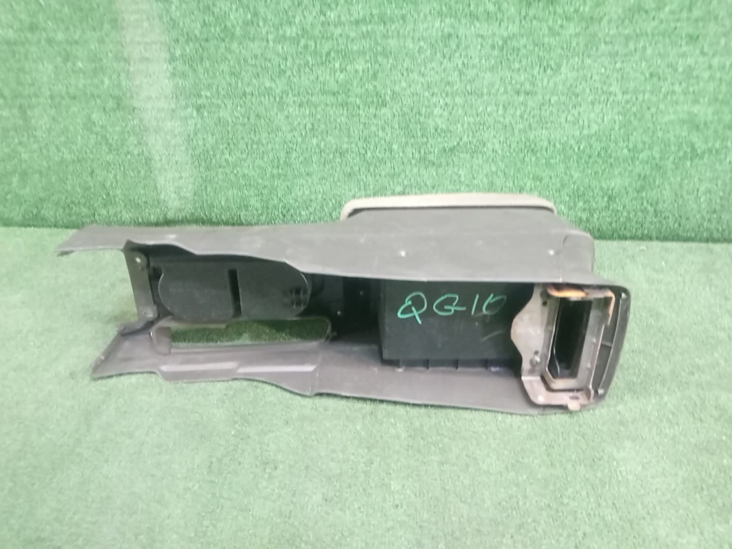 Бардачок между сиденьями NISSAN BLUEBIRD SYLPHY G10 3 ракурс