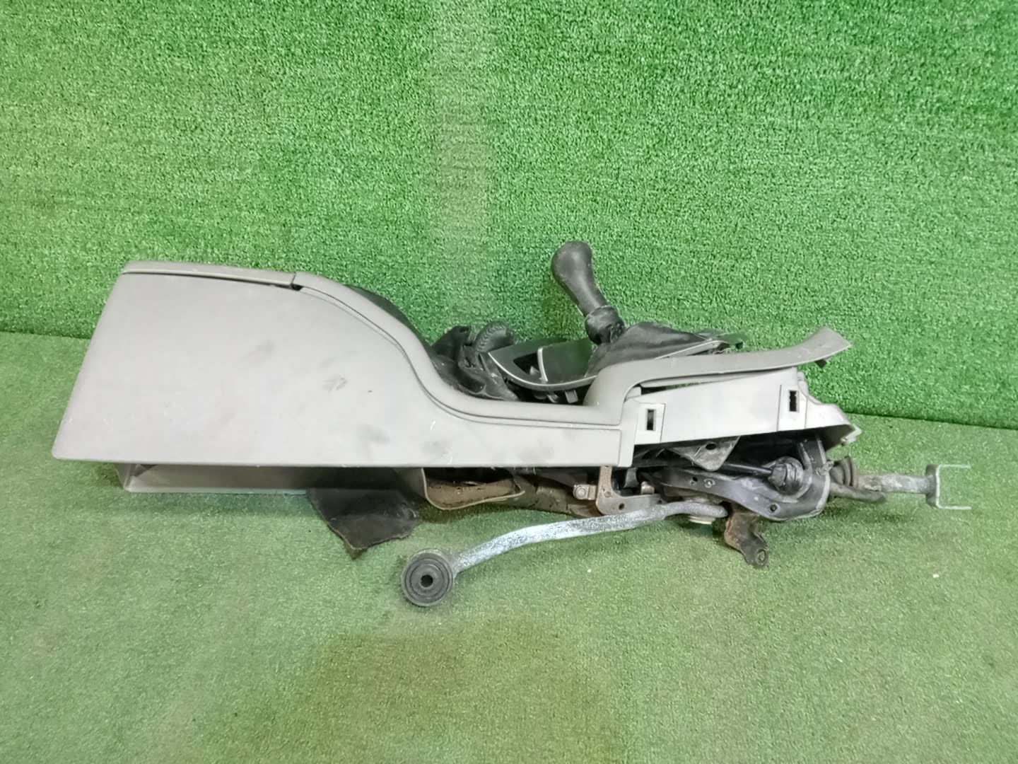 Бардачок между сиденьями SUBARU FORESTER SG5 1 ракурс