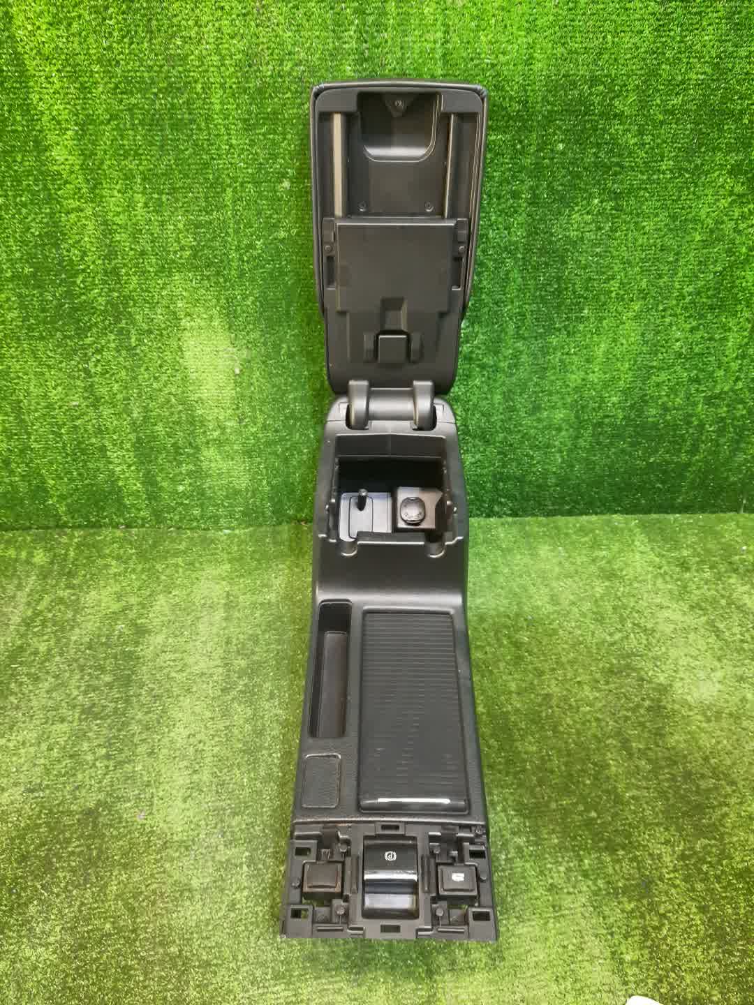 Бардачок между сиденьями SUBARU LEVORG VMG 2 ракурс Бардачок между сиденьями SUBARU LEVORG VMG 2 ракурс