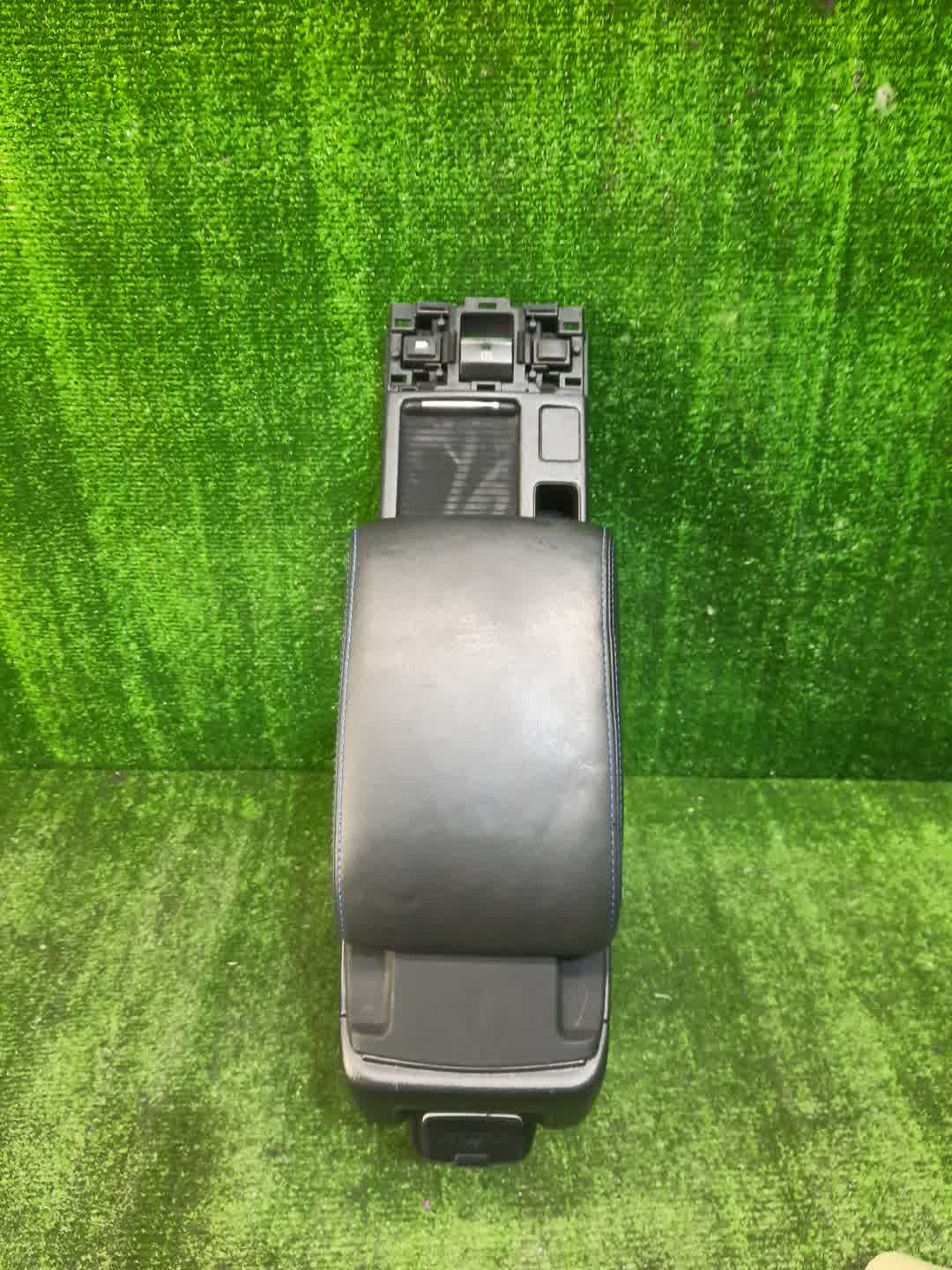 Бардачок между сиденьями SUBARU LEVORG VMG 3 ракурс