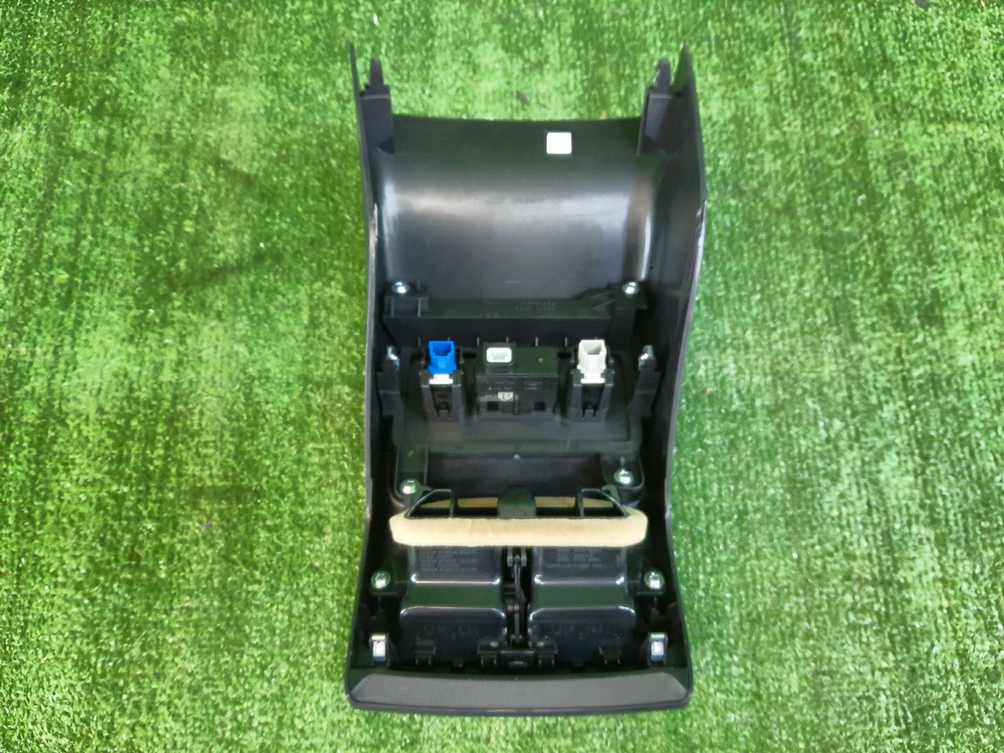 Бардачок между сиденьями NISSAN X-TRAIL SNT33 96930-6RB0A 2 ракурс