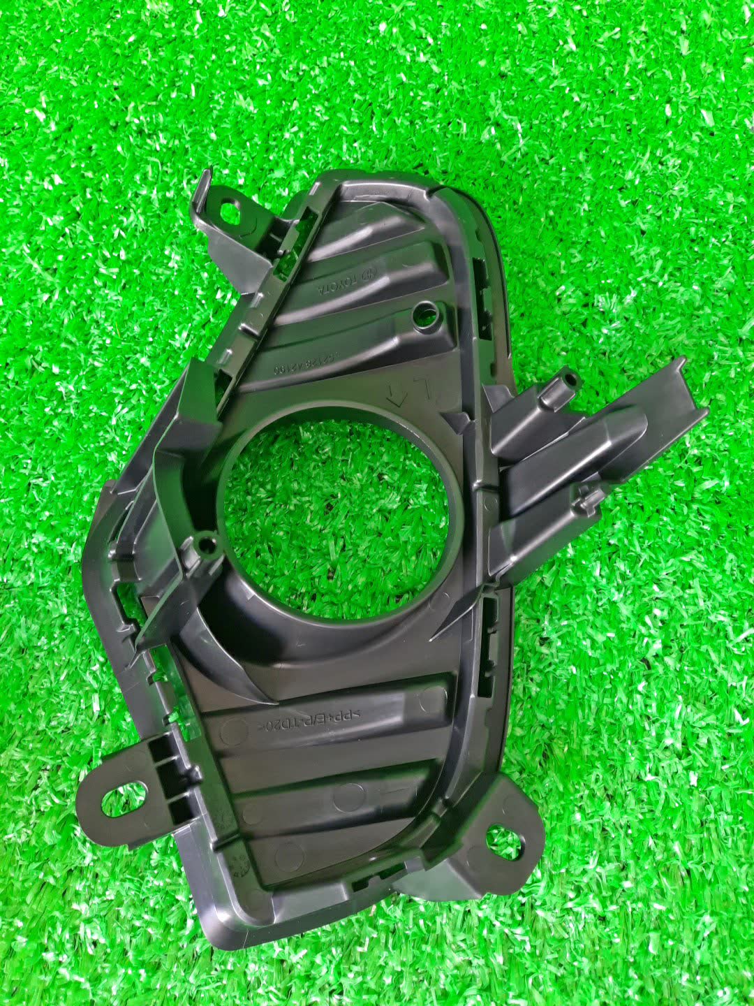 Очки на противотуманки левые передние TOYOTA RAV4 AXAH52 52128-42190 2 ракурс